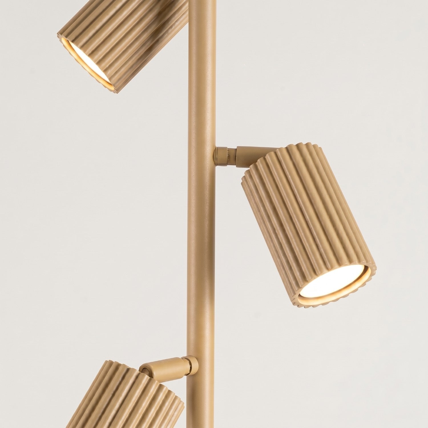 Lampadaire Karbon 3 spots aluminium doré GU10 en situation