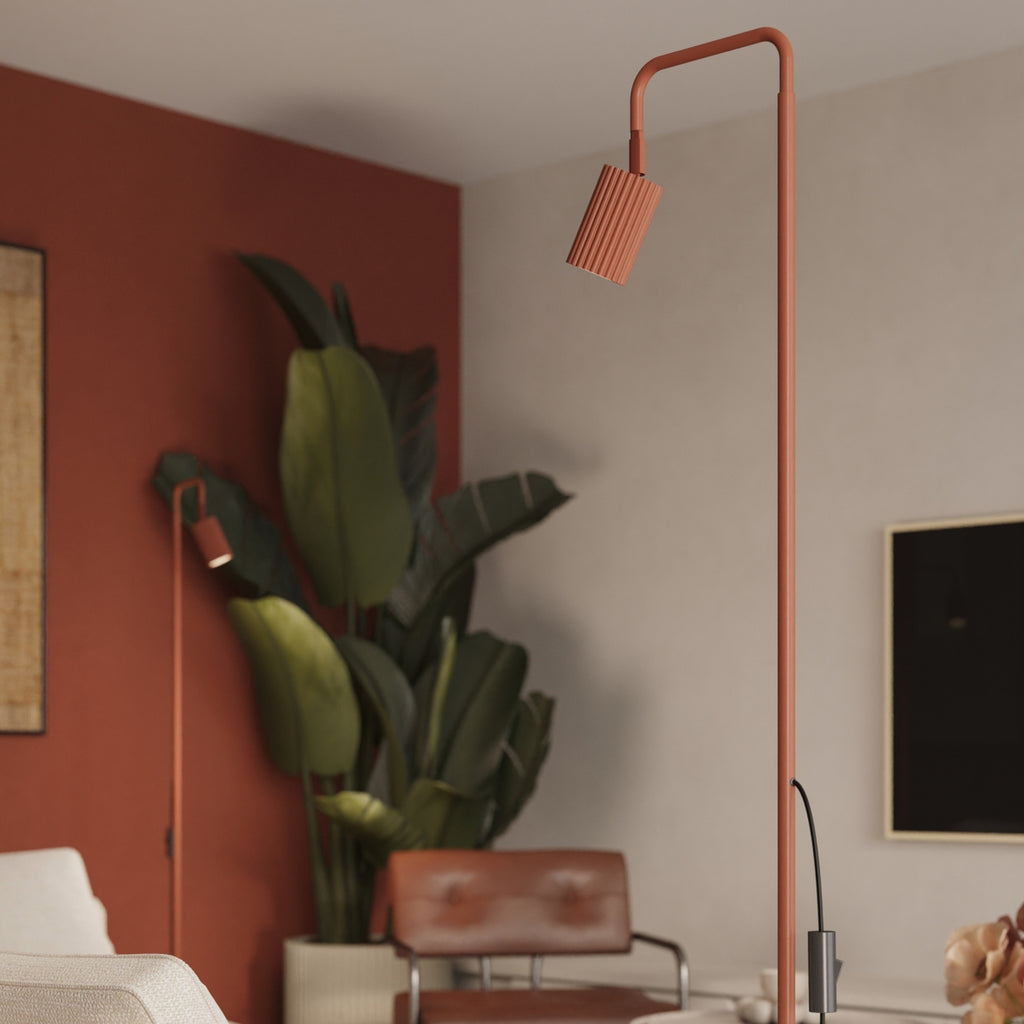 Lampadaire Karbon 1 aluminium rouge ocre GU10 vue de trois quarts