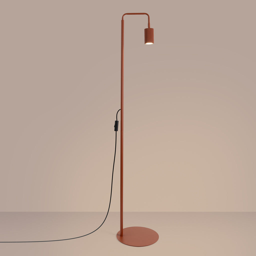 Lampadaire Karbon 1 aluminium rouge ocre GU10 vue de trois quarts