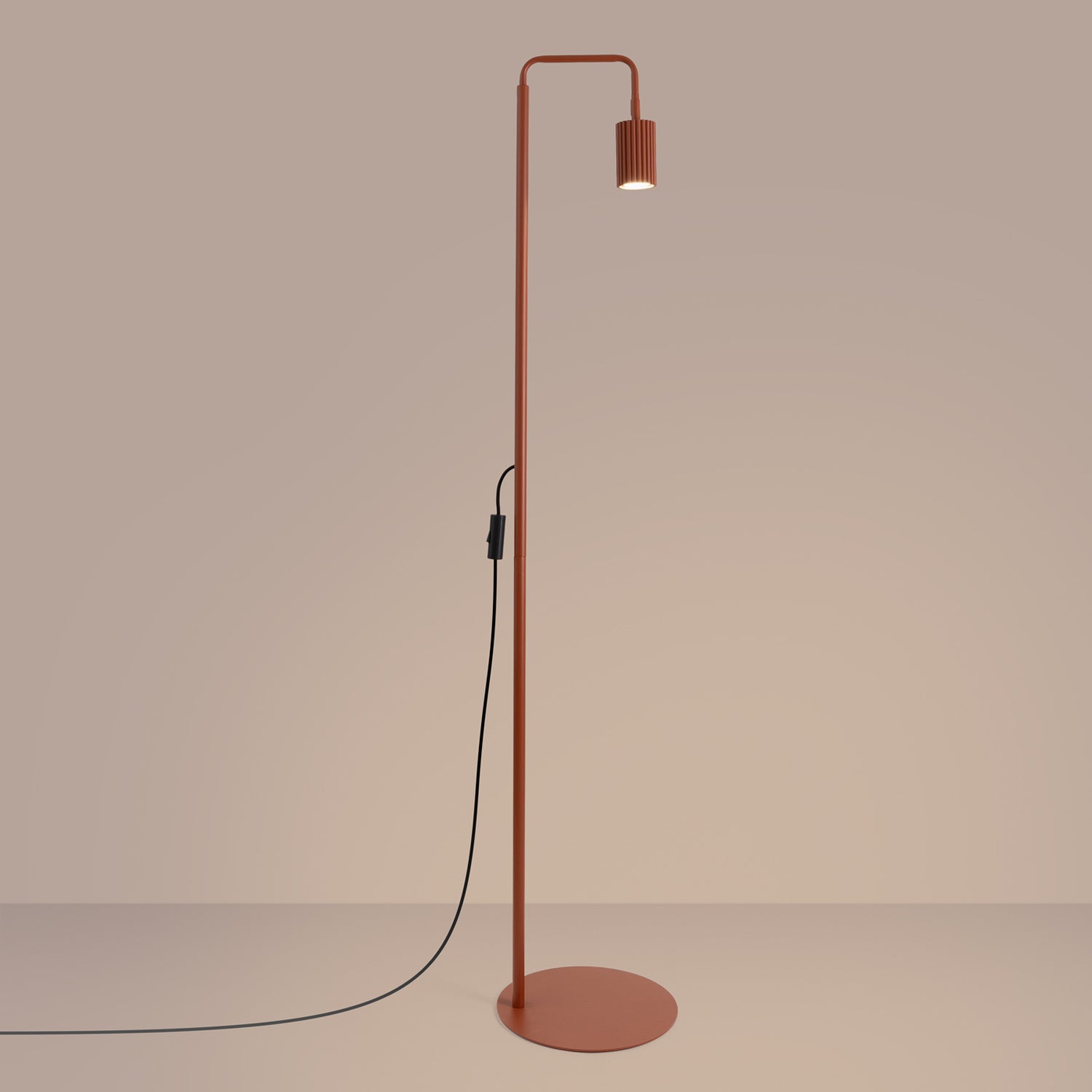 Lampadaire Karbon 1 aluminium rouge ocre GU10 vue de trois quarts