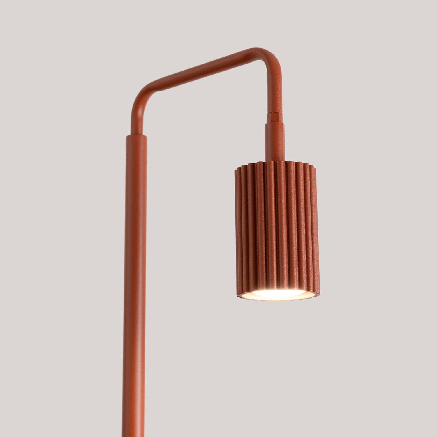 Lampadaire Karbon 1 aluminium rouge ocre GU10 en situation