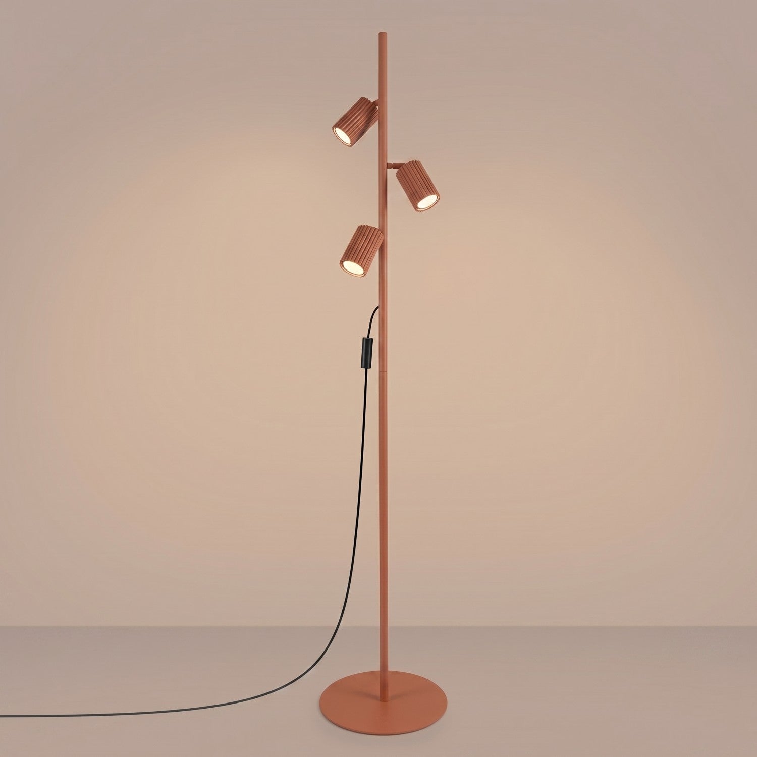 Lampadaire Karbon 3 spots aluminium rouge ocre GU10 vue de trois quarts