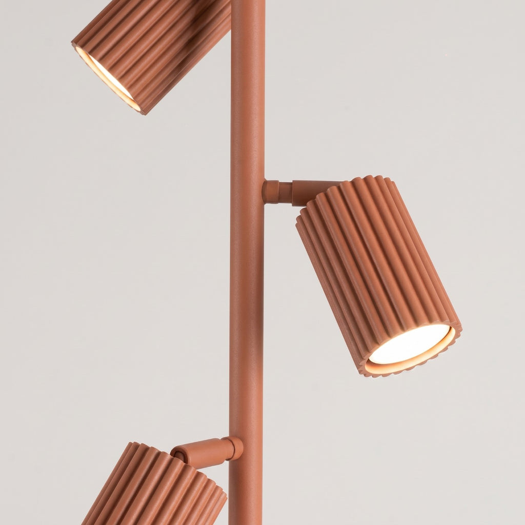 Lampadaire Karbon 3 spots aluminium rouge ocre GU10 en situation