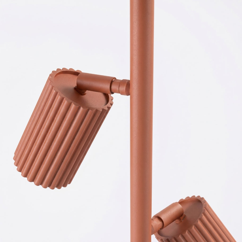 Lampadaire Karbon 3 spots aluminium rouge ocre GU10 vue rapprochée