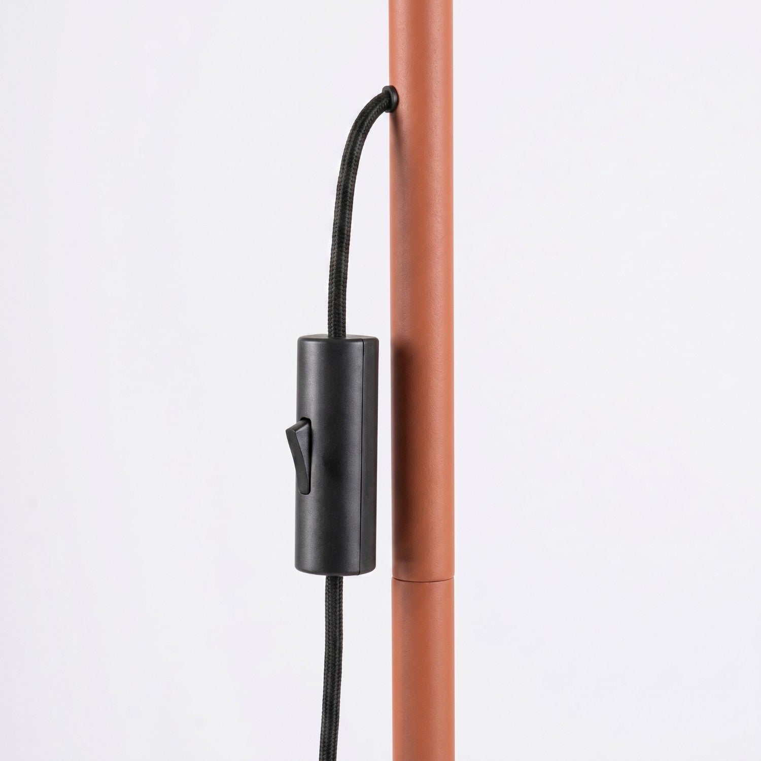 Lampadaire Karbon 3 spots aluminium rouge ocre GU10 en situation