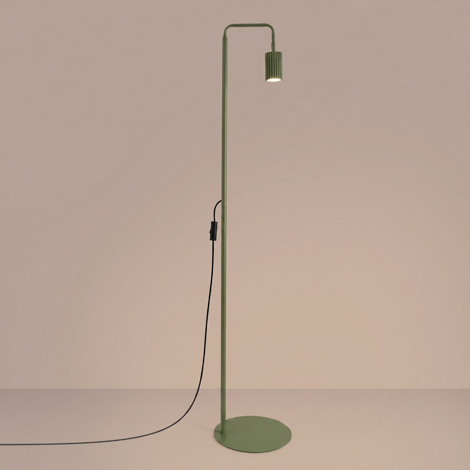 Lampadaire Karbon 1 aluminium vert olive GU10 vue de trois quarts