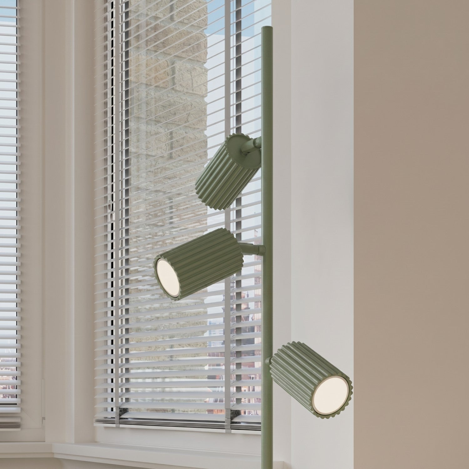 Lampadaire Karbon 3 spots aluminium vert olive GU10 vue de trois quarts