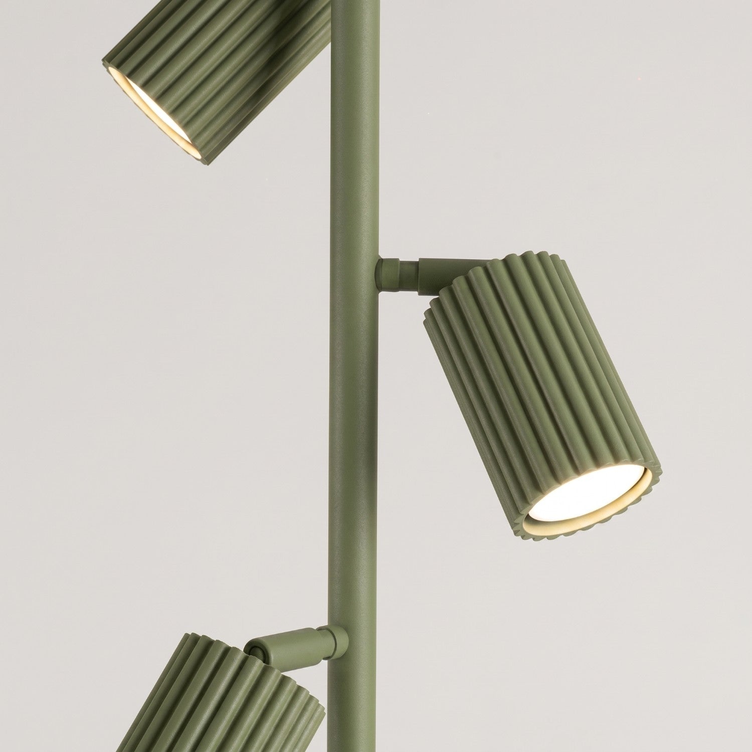Lampadaire Karbon 3 spots aluminium vert olive GU10 en situation