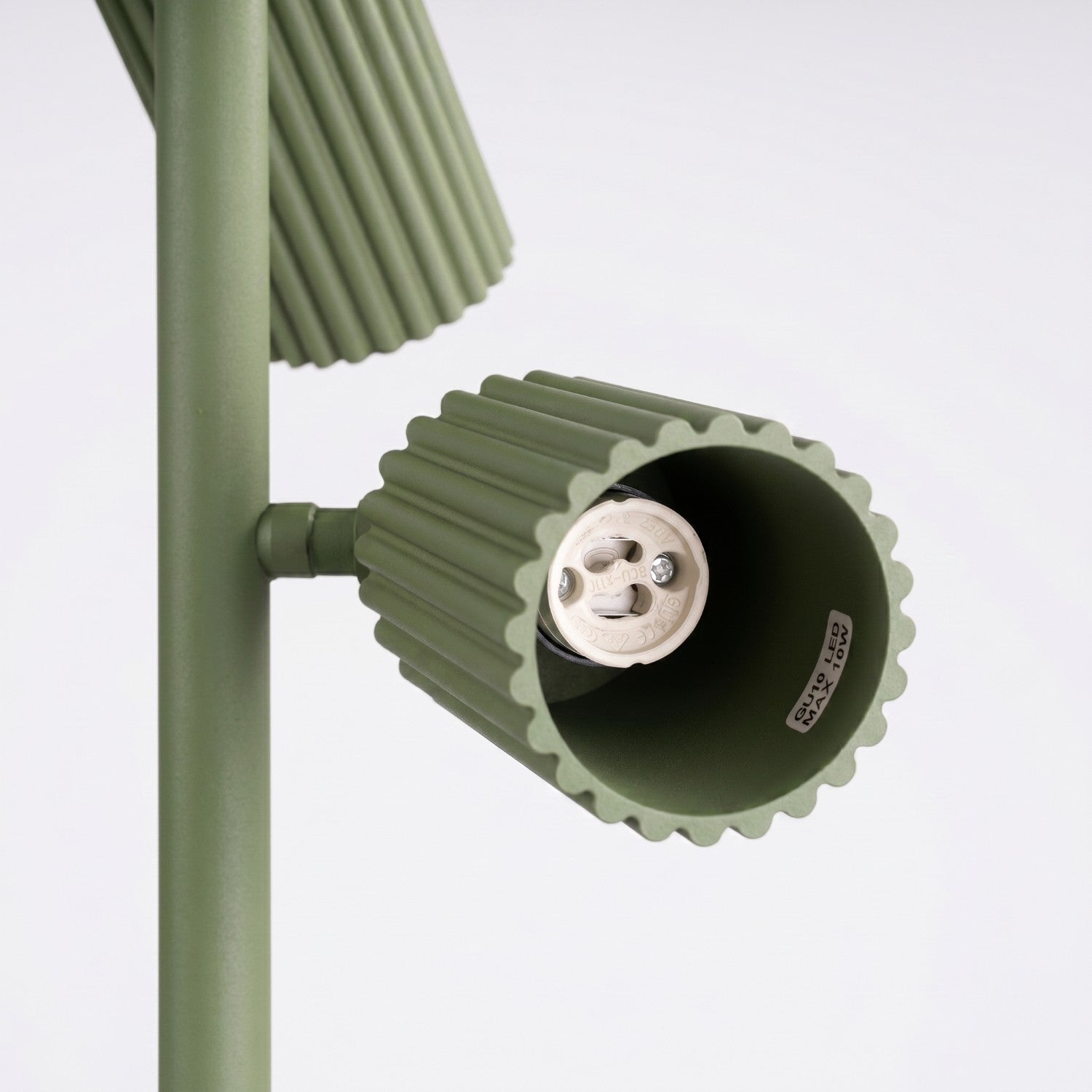 Lampadaire Karbon 3 spots aluminium vert olive GU10 vue rapprochée
