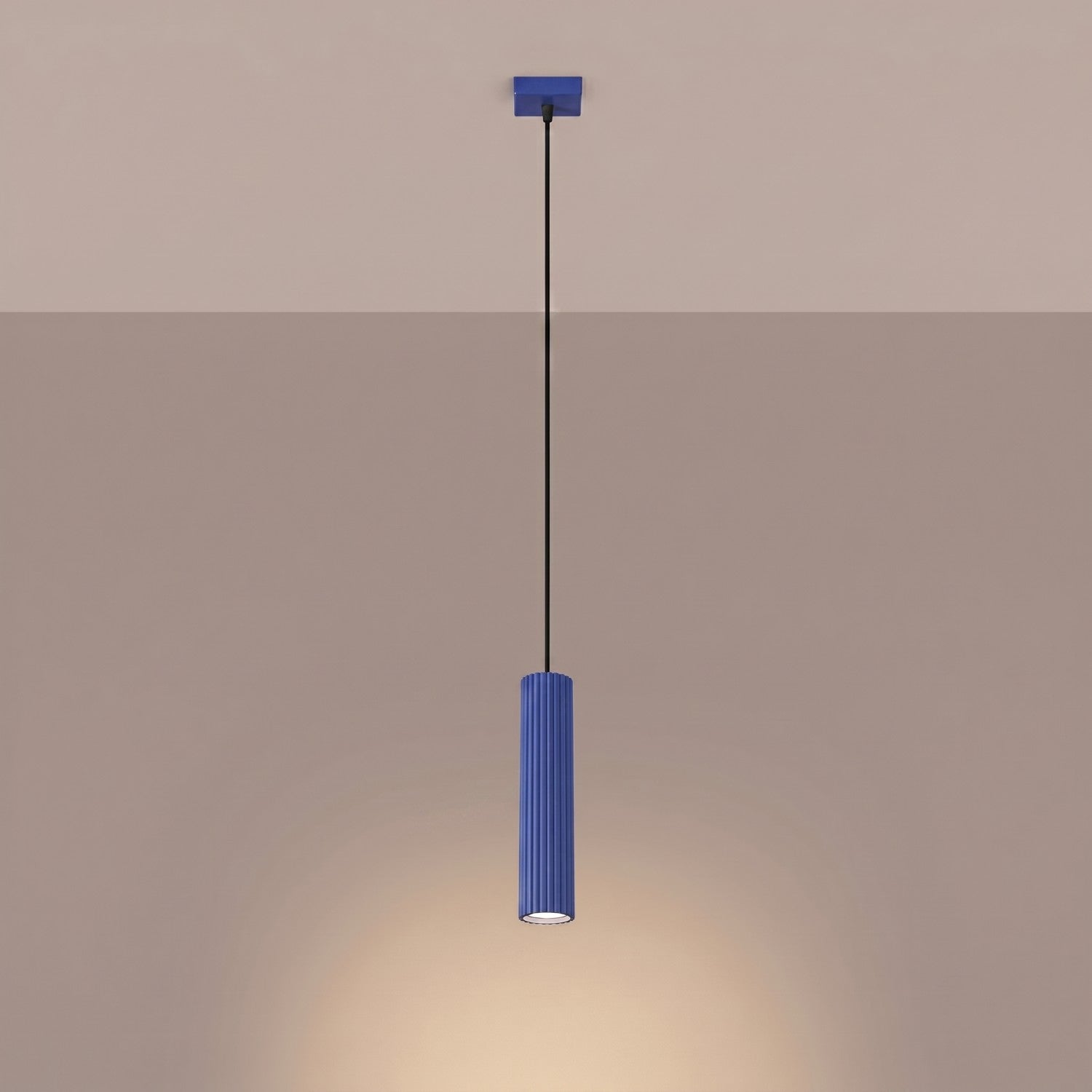 Suspension Karbon 1 lumière aluminium outremer GU10 vue de trois quarts