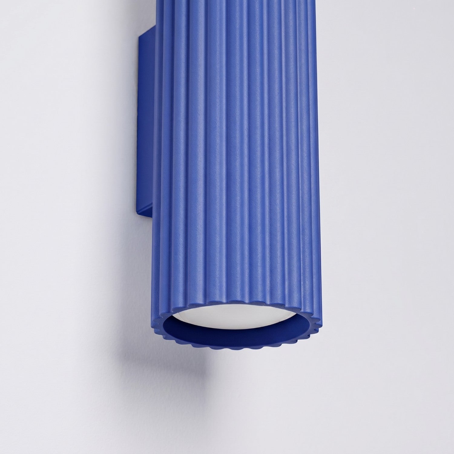 Applique murale Karbon 20 haut et bas aluminium outremer GU10 en situation