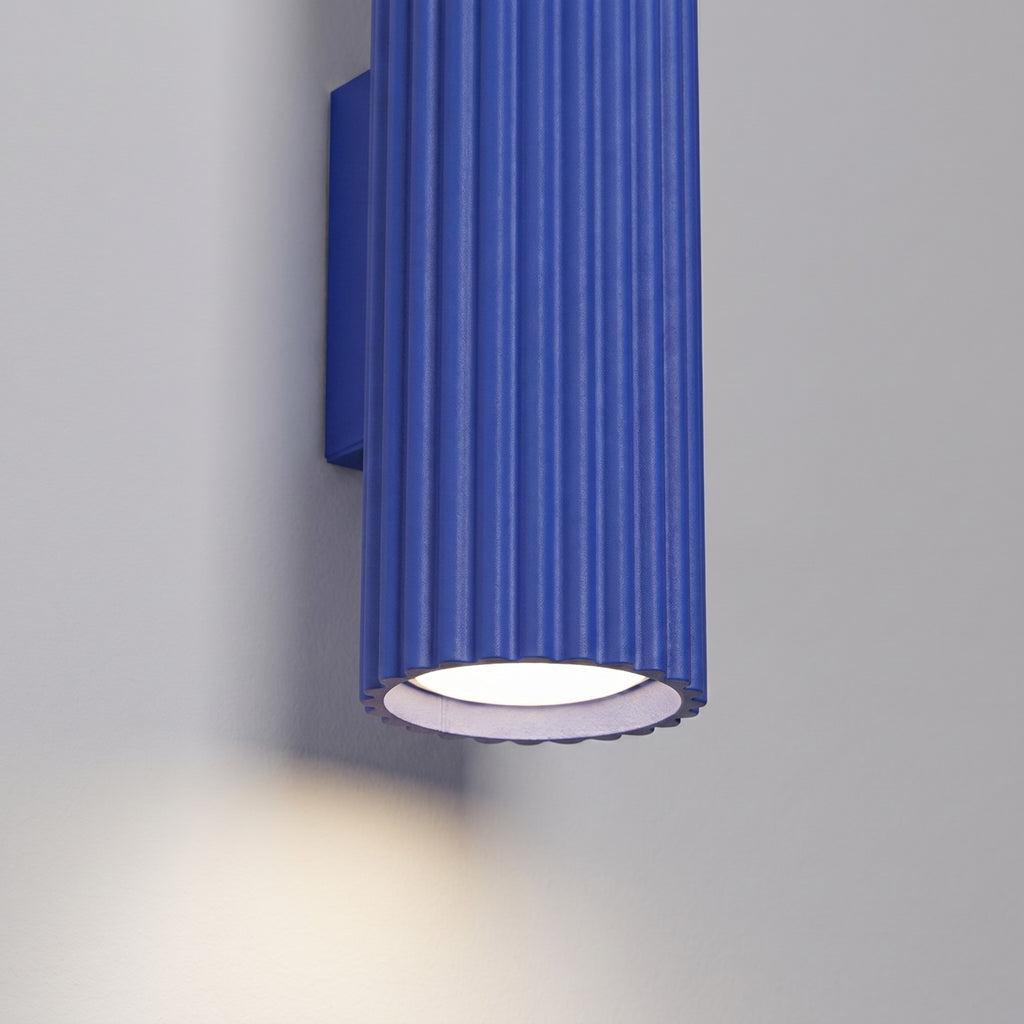 Applique murale Karbon 20 haut et bas aluminium outremer GU10 détail des cannelures