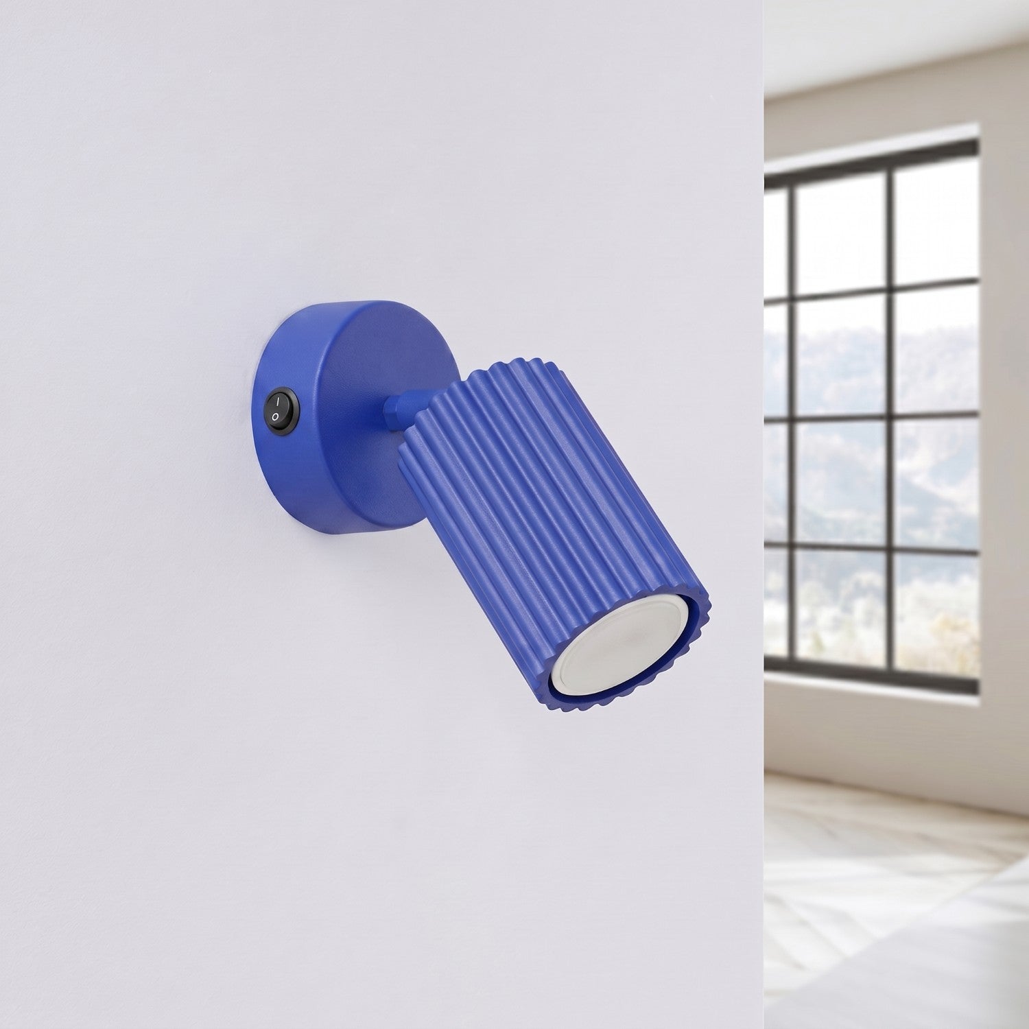 Applique murale Karbon à interrupteur aluminium outremer GU10 vue de profil