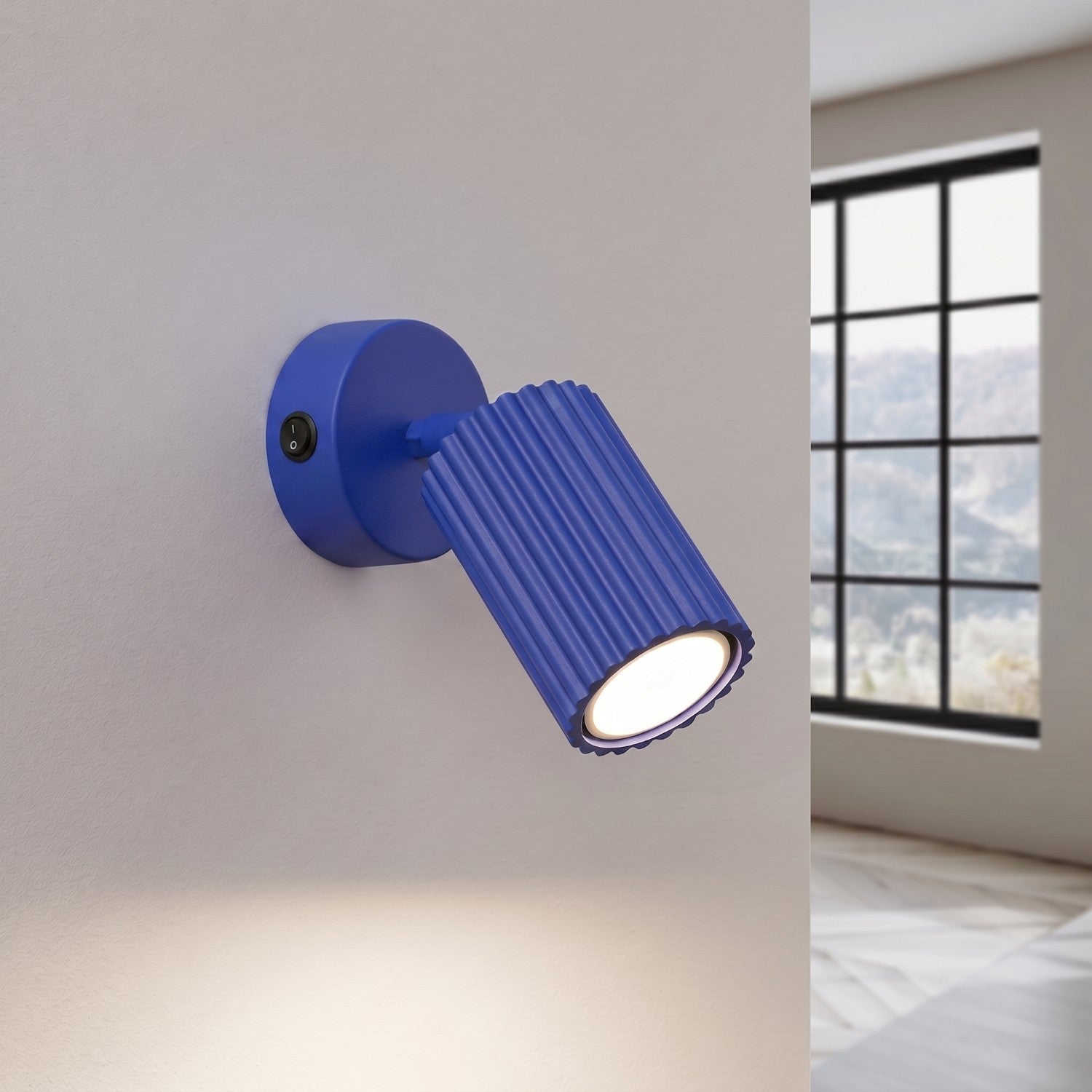 Applique murale Karbon à interrupteur aluminium outremer GU10 vue de trois quarts