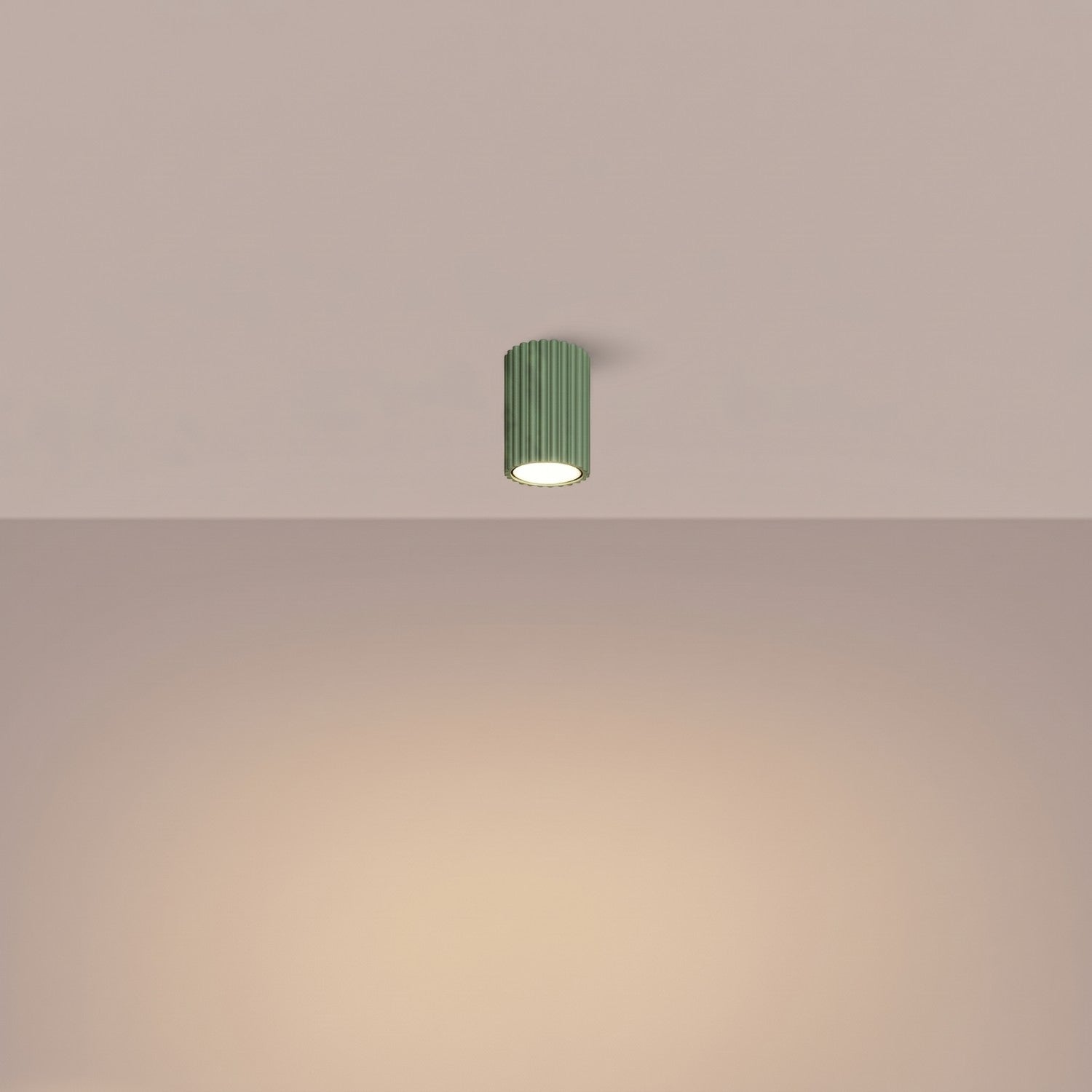 Plafonnier Karbon 10 aluminium vert sauge GU10 vue de trois quarts