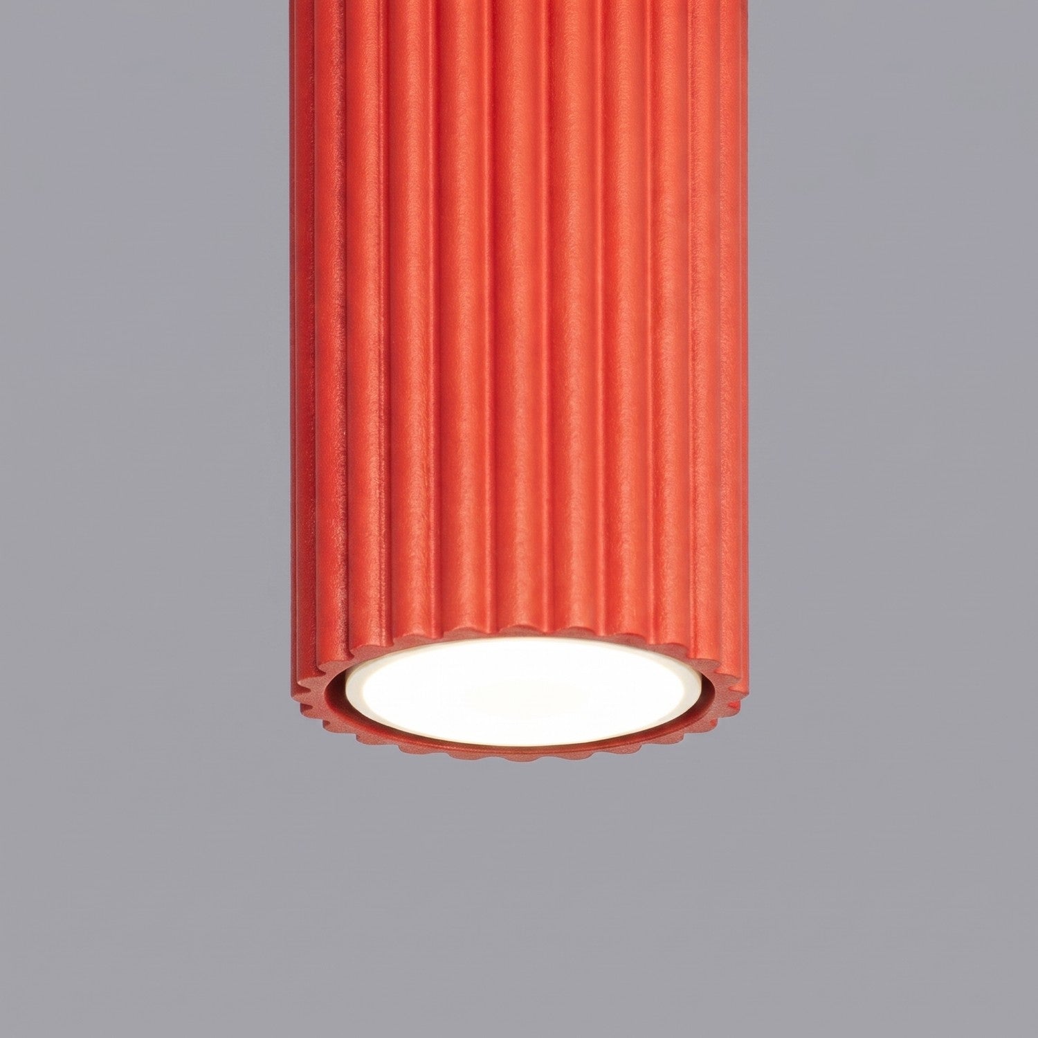 Plafonnier Karbon 10 aluminium rouge GU10 détail des cannelures