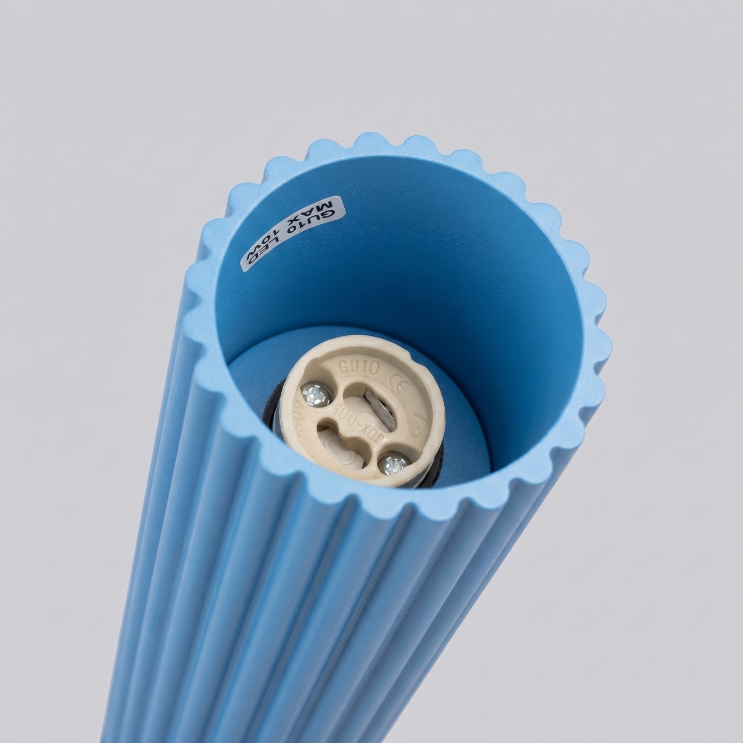 Plafonnier Karbon 10 aluminium bleu clair GU10 détail des cannelures