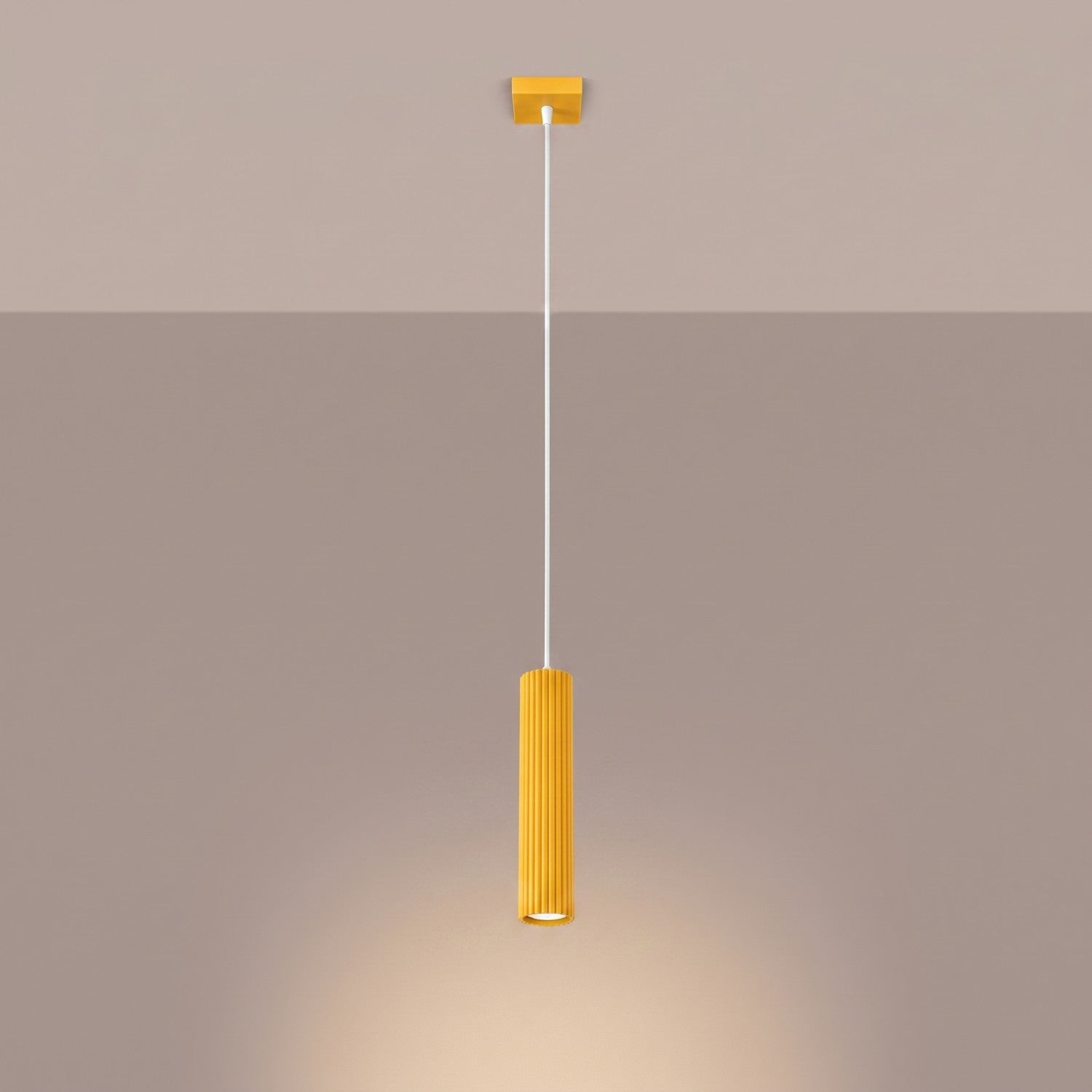 Suspension Karbon 1 lumière aluminium jaune GU10 vue de trois quarts