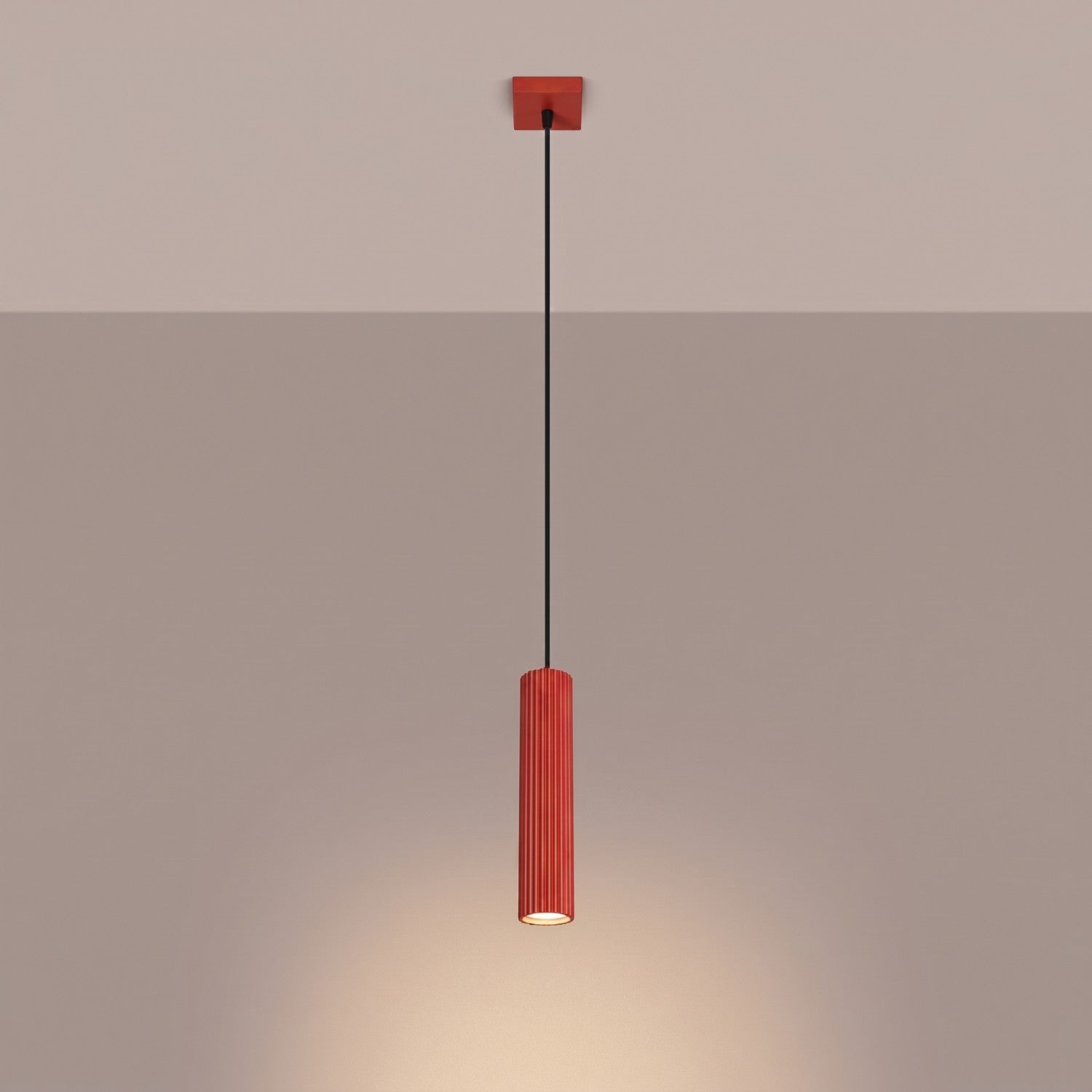 Suspension Karbon 1 lumière aluminium rouge GU10 vue de trois quarts