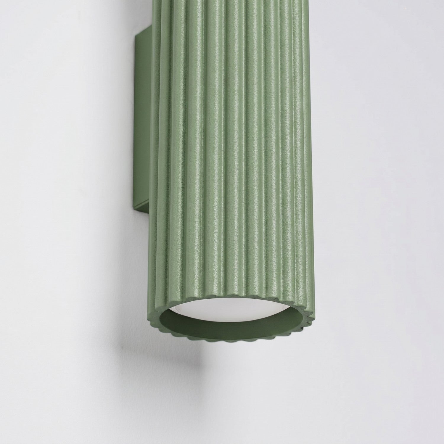 Applique murale Karbon 20 haut et bas aluminium vert sauge GU10 en situation