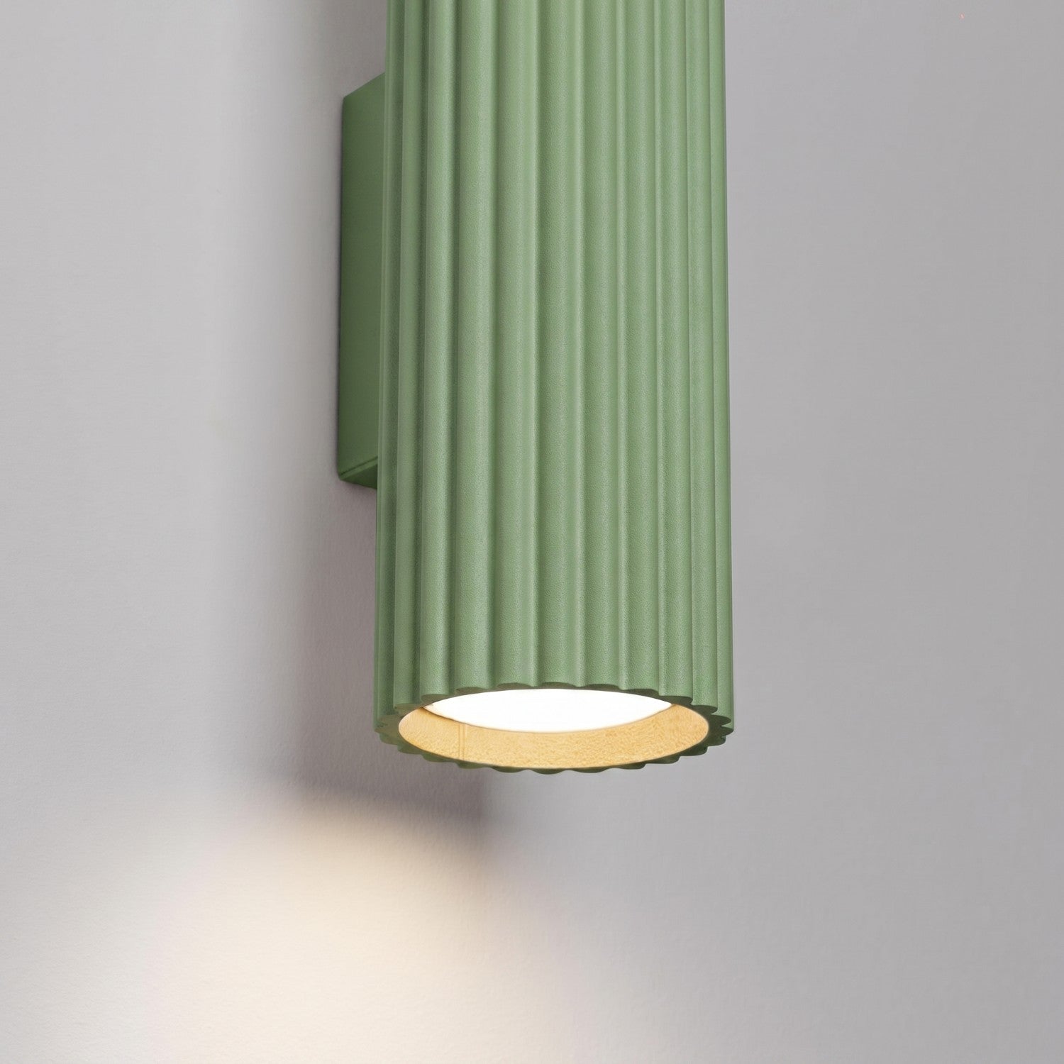 Applique murale Karbon 20 haut et bas aluminium vert sauge GU10 détail des cannelures