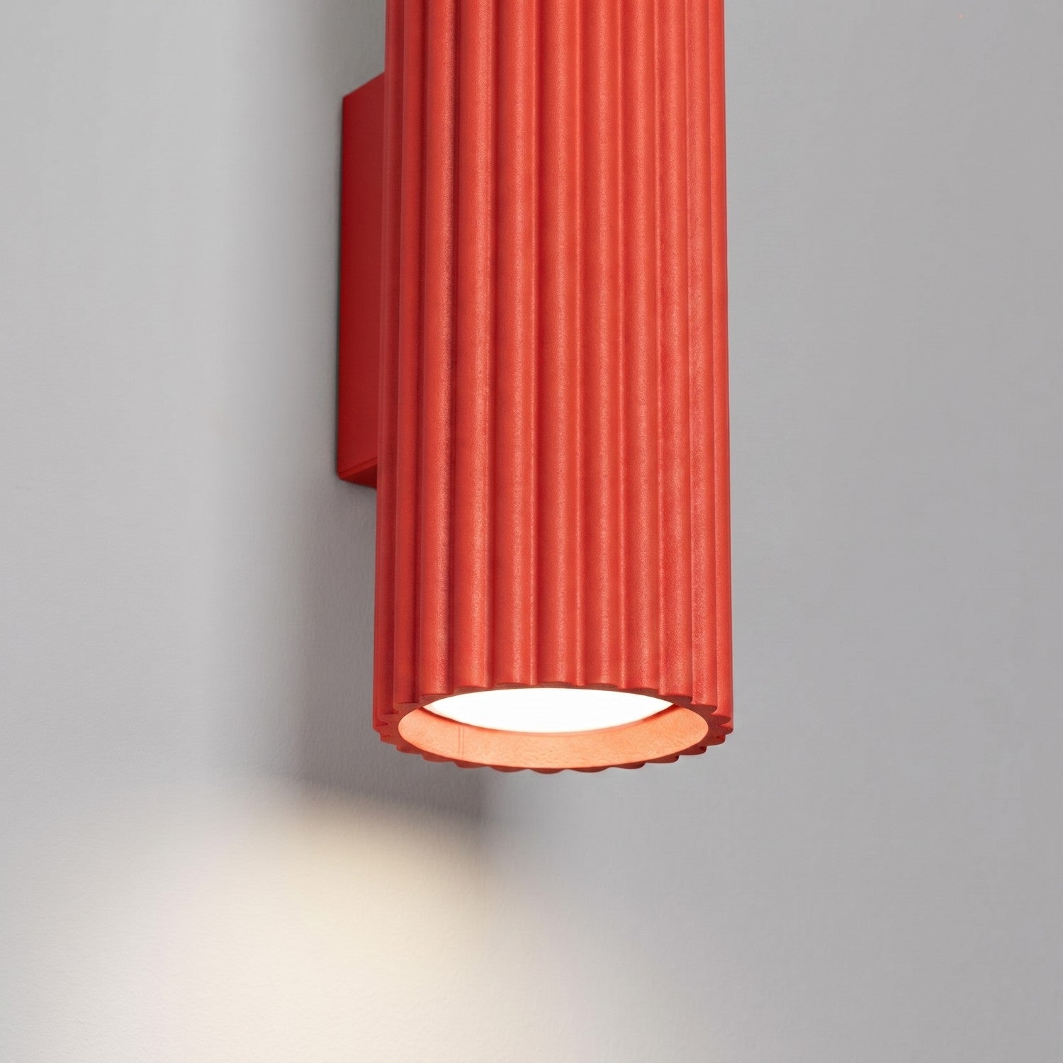 Applique murale Karbon 20 haut et bas aluminium rouge GU10 détail des cannelures
