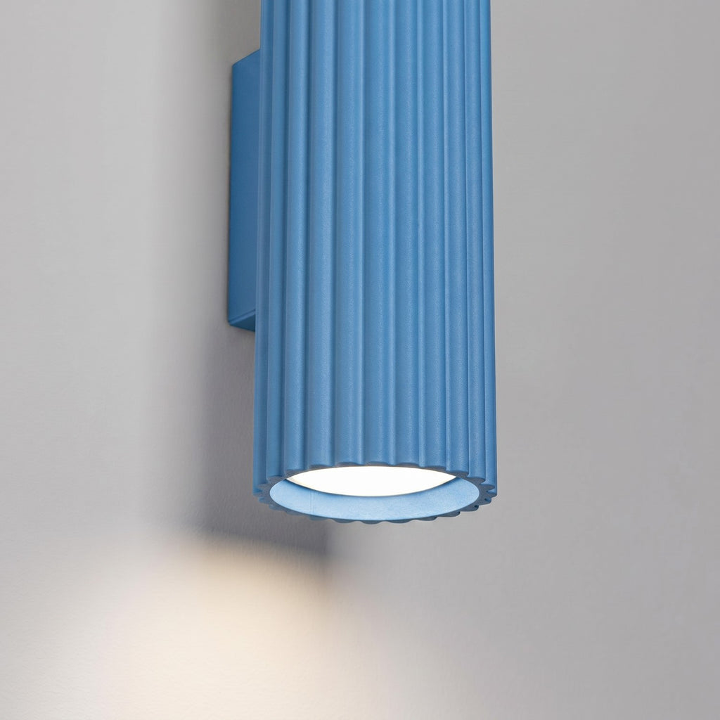 Applique murale Karbon 20 haut et bas aluminium bleu clair GU10 détail des cannelures