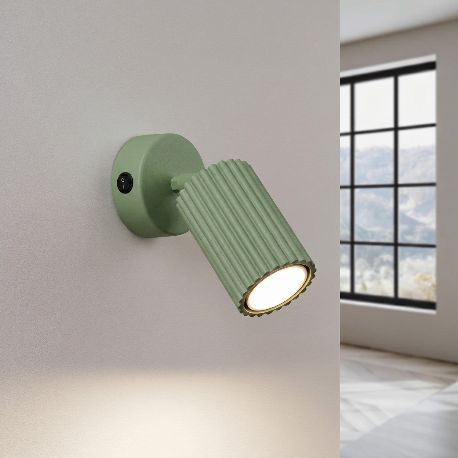 Applique murale Karbon à interrupteur aluminium vert sauge GU10 vue de trois quarts