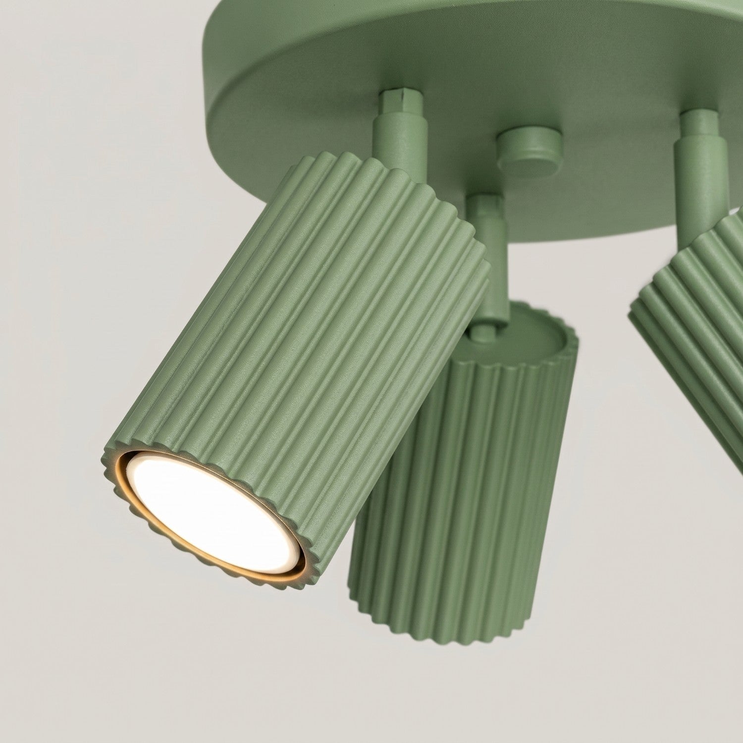 Plafonnier Karbon 3 spots rond aluminium vert sauge GU10 détail des cannelures