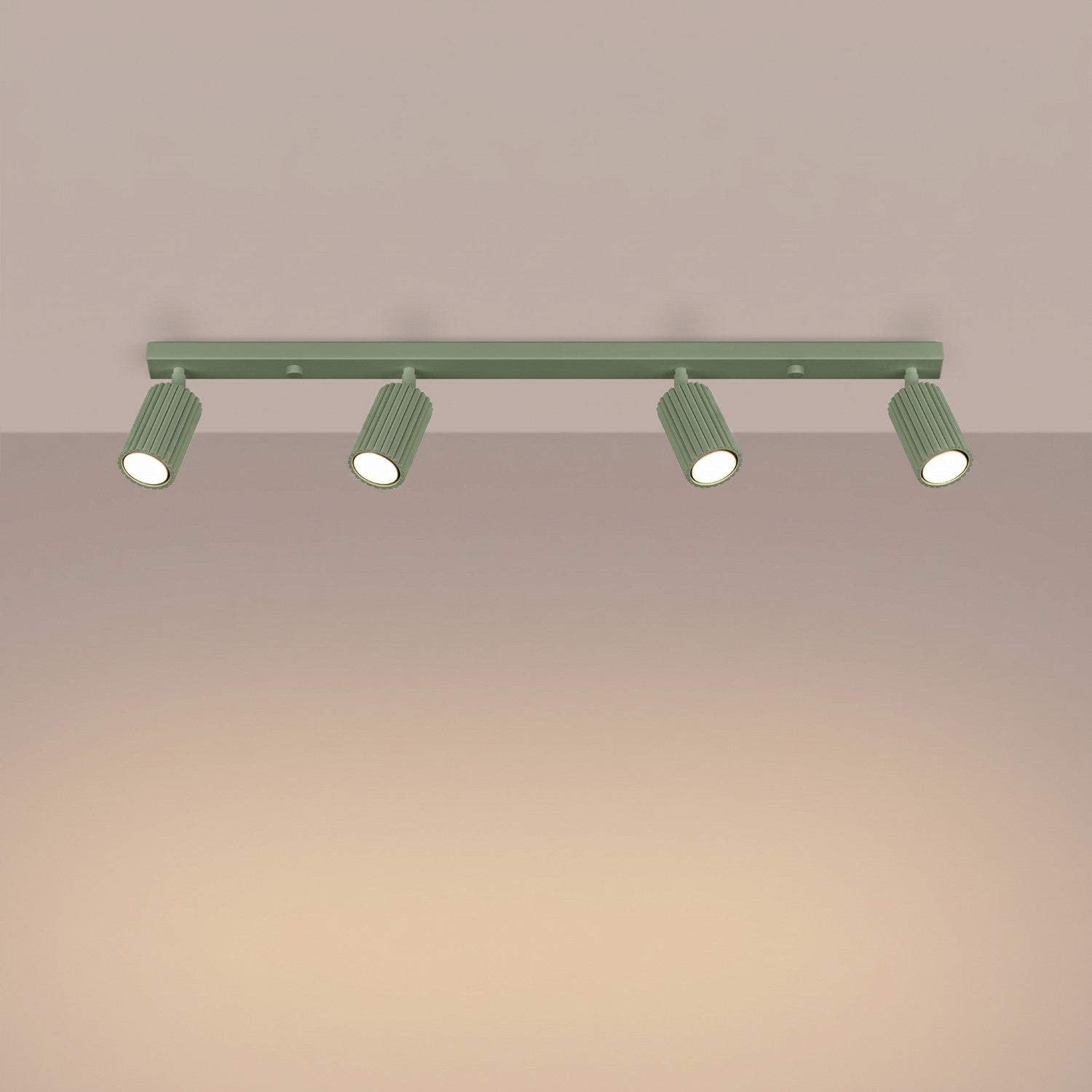 Plafonnier Karbon rampe 4 spots aluminium vert sauge GU10 vue de trois quarts