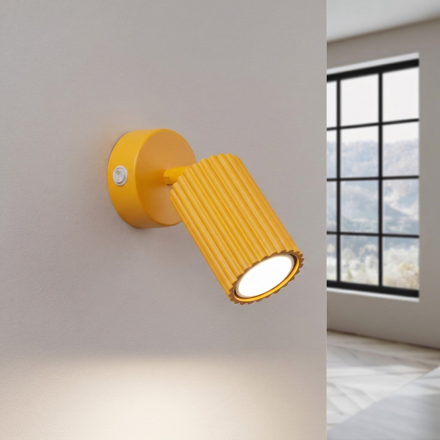 Applique murale Karbon à interrupteur aluminium jaune GU10 vue de trois quarts
