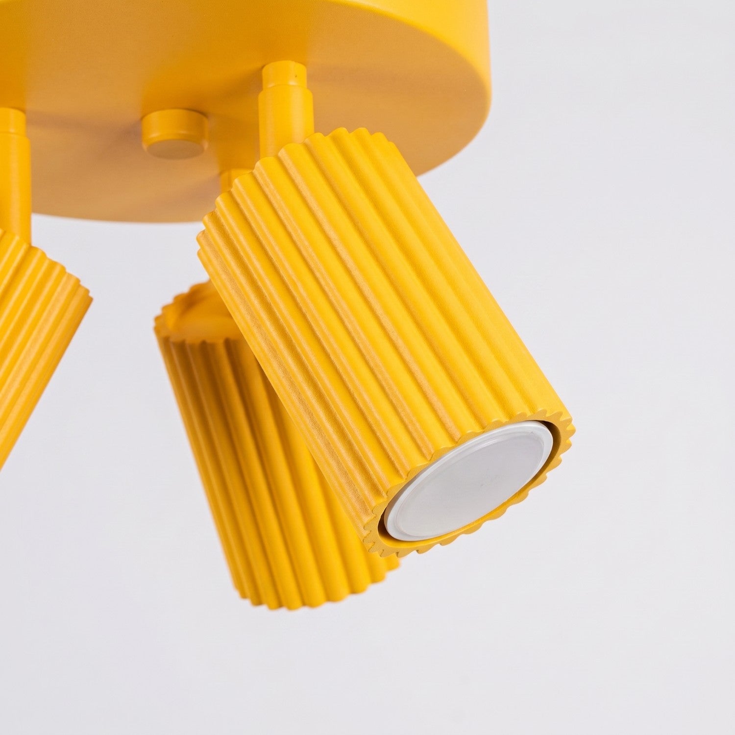 Plafonnier Karbon 3 spots rond aluminium jaune GU10 détail des cannelures