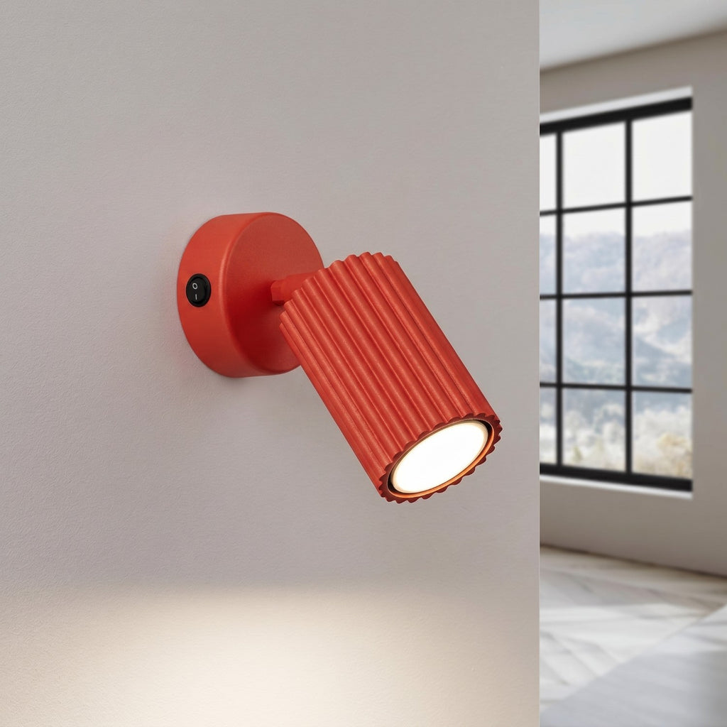 Applique murale Karbon à interrupteur aluminium rouge GU10 vue de trois quarts