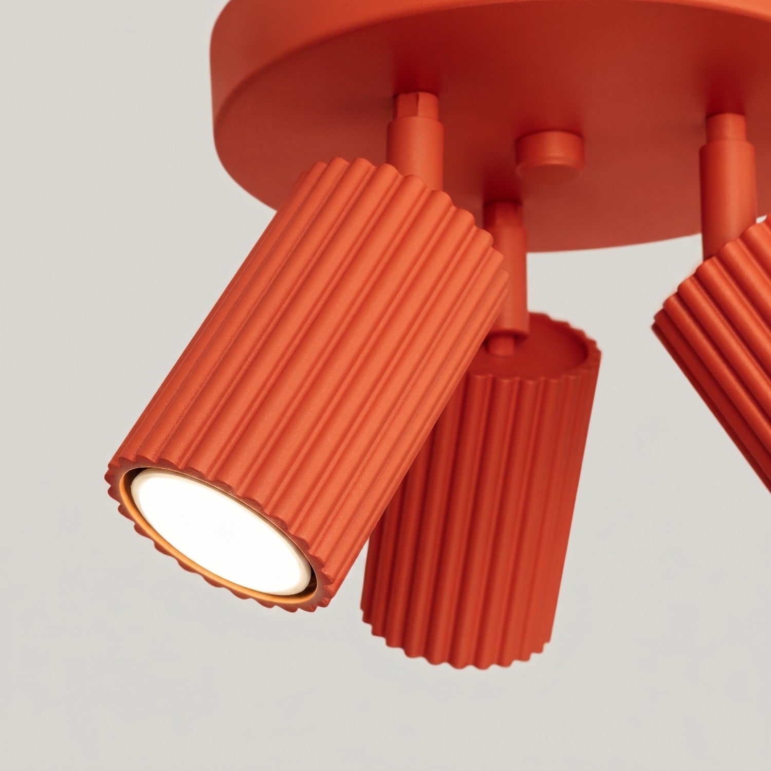 Plafonnier Karbon 3 spots rond aluminium rouge GU10 détail des cannelures