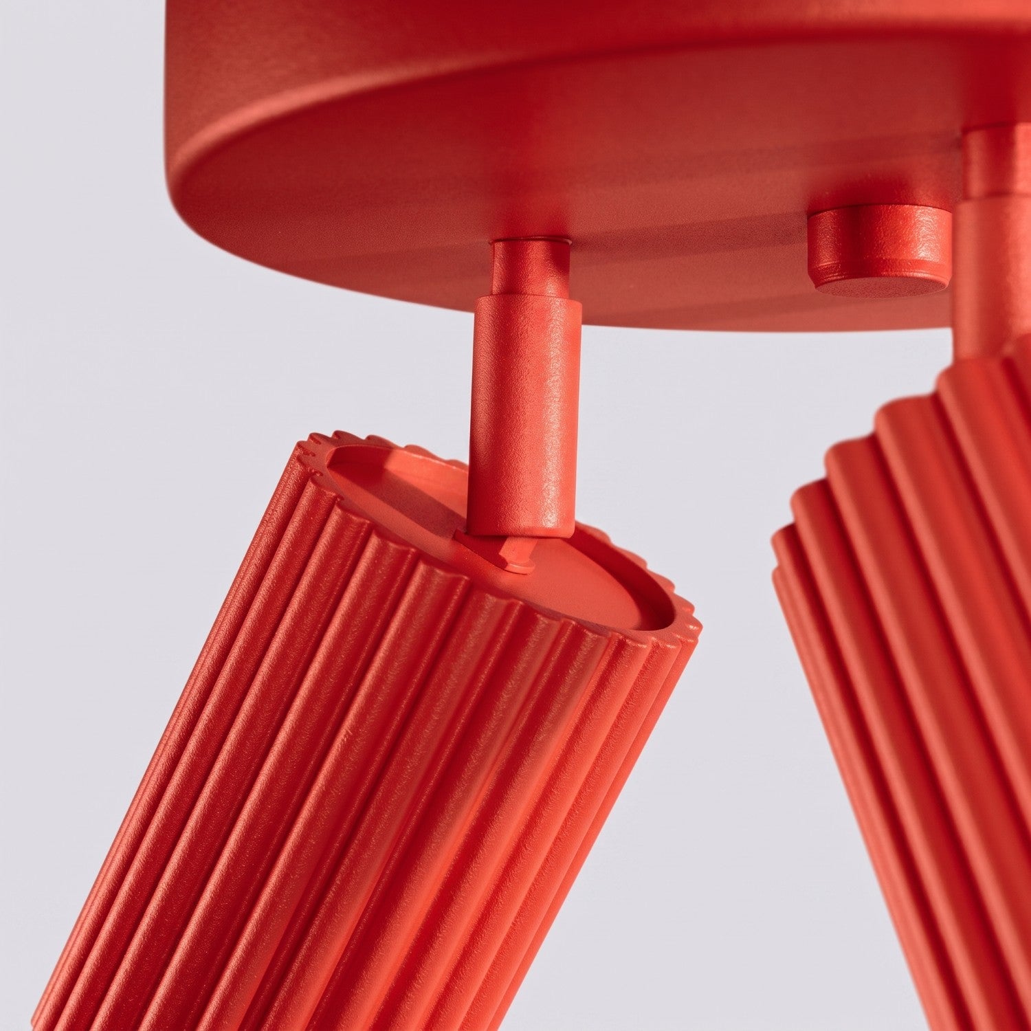 Plafonnier Karbon 3 spots rond aluminium rouge GU10 vue rapprochée