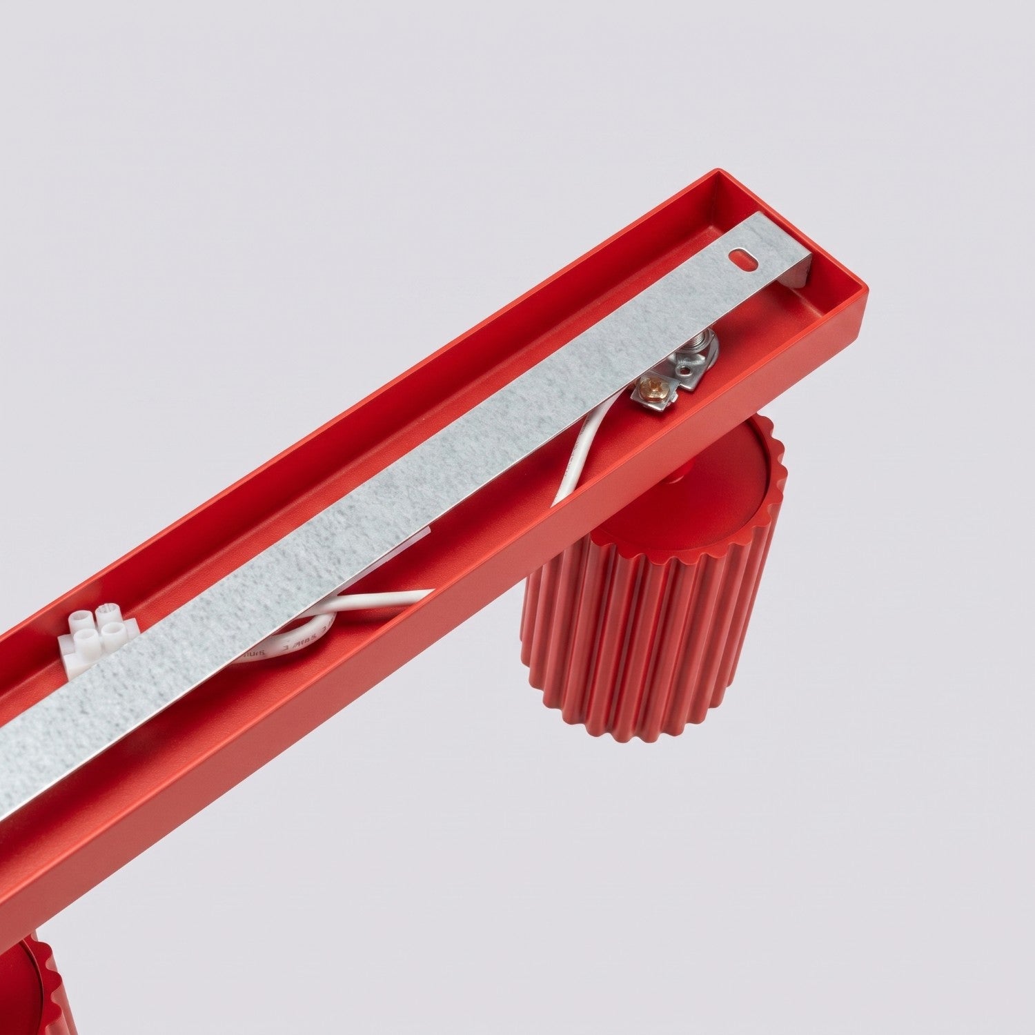 Plafonnier Karbon rampe 4 spots aluminium rouge GU10 en situation