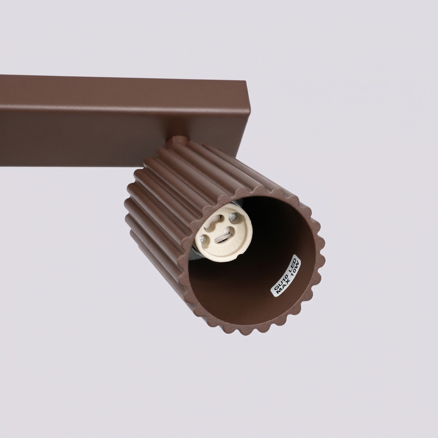 Plafonnier Karbon rampe 4 spots aluminium brun GU10 détail des cannelures