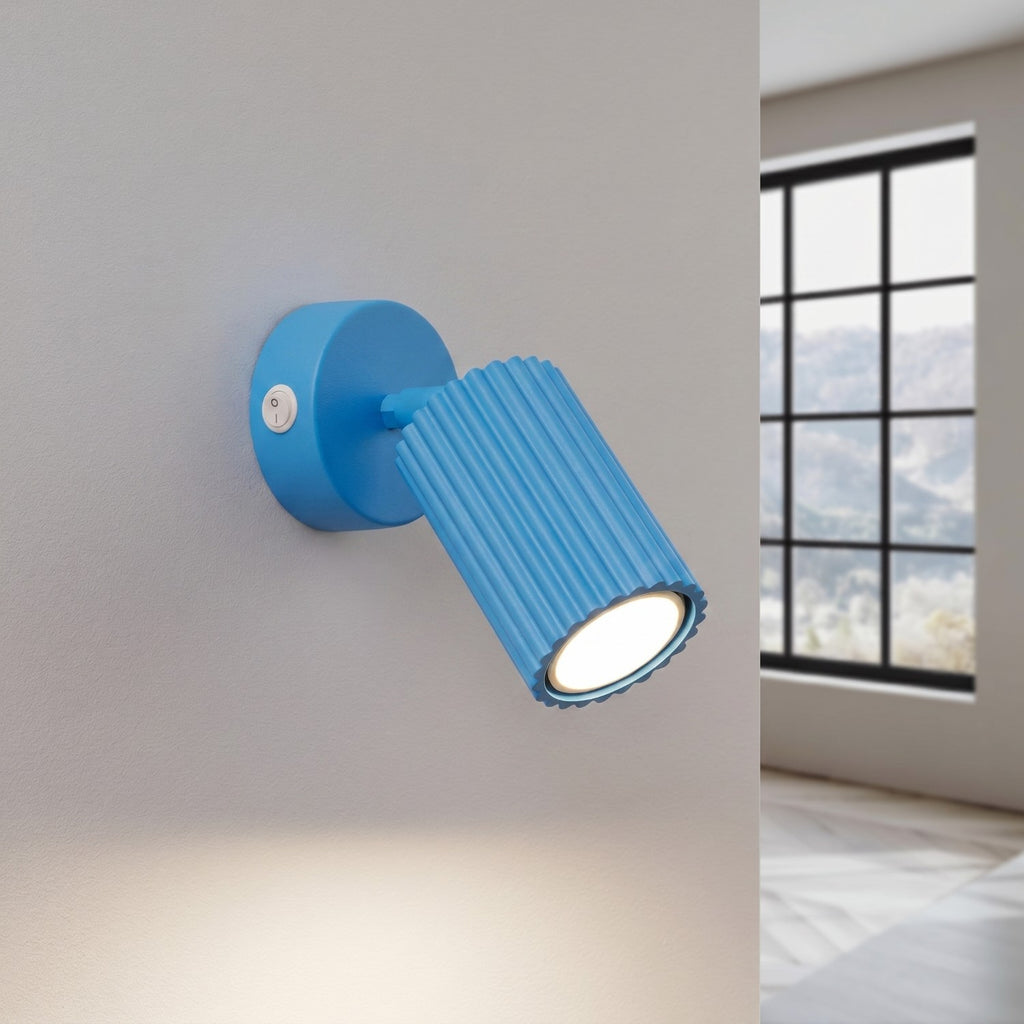 Applique murale Karbon à interrupteur aluminium bleu clair GU10 vue de trois quarts
