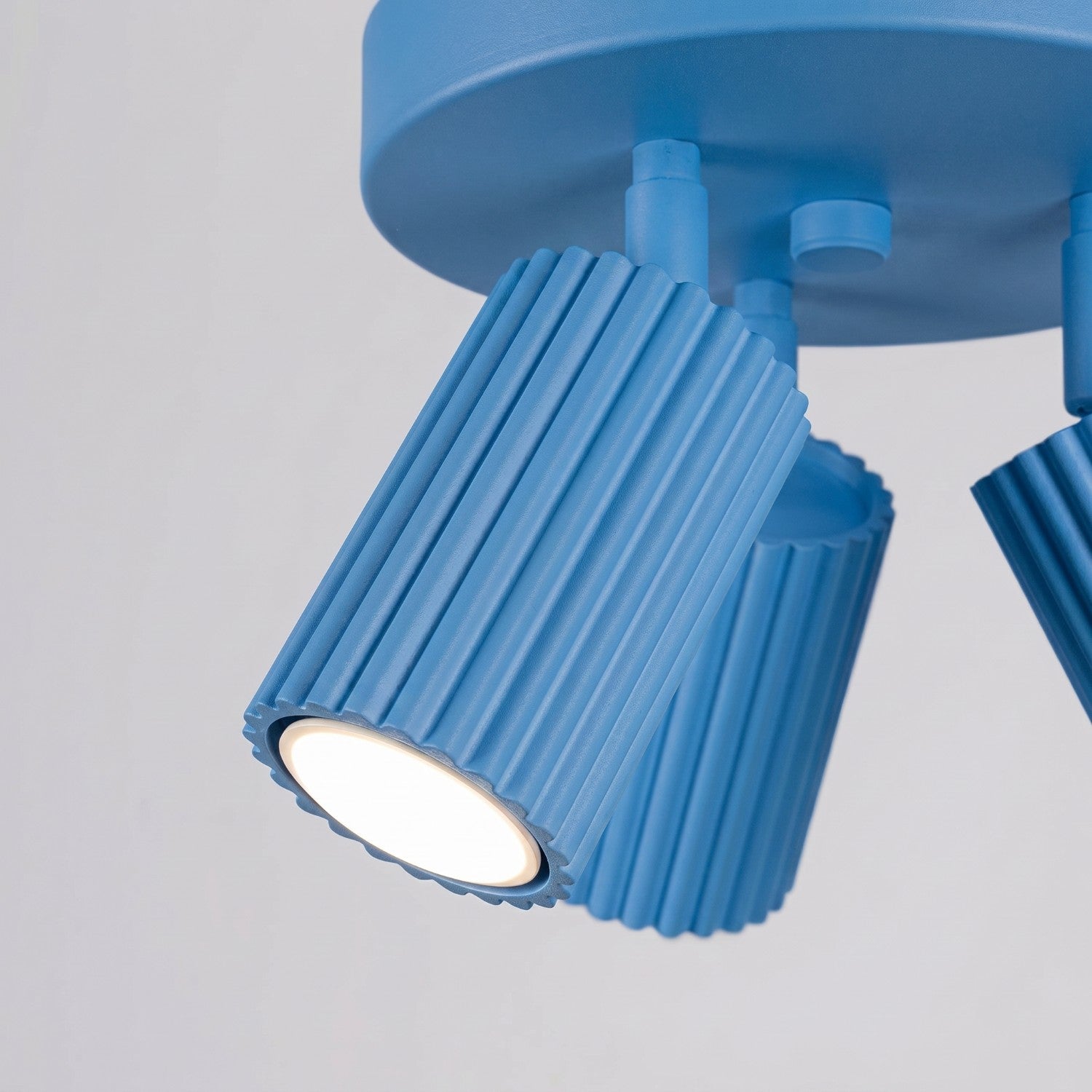 Plafonnier Karbon 3 spots rond aluminium bleu clair GU10 en situation
