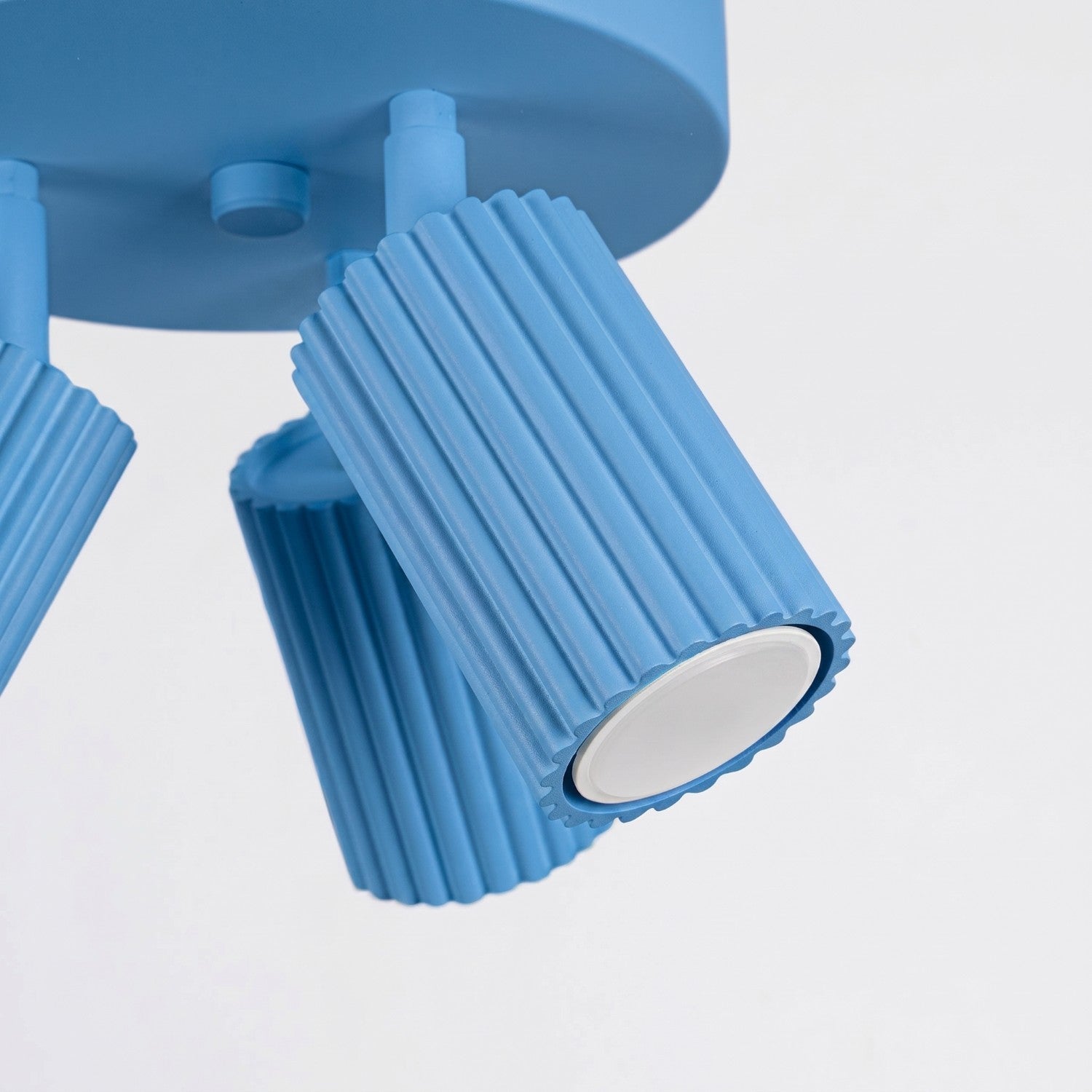 Plafonnier Karbon 3 spots rond aluminium bleu clair GU10 détail des cannelures