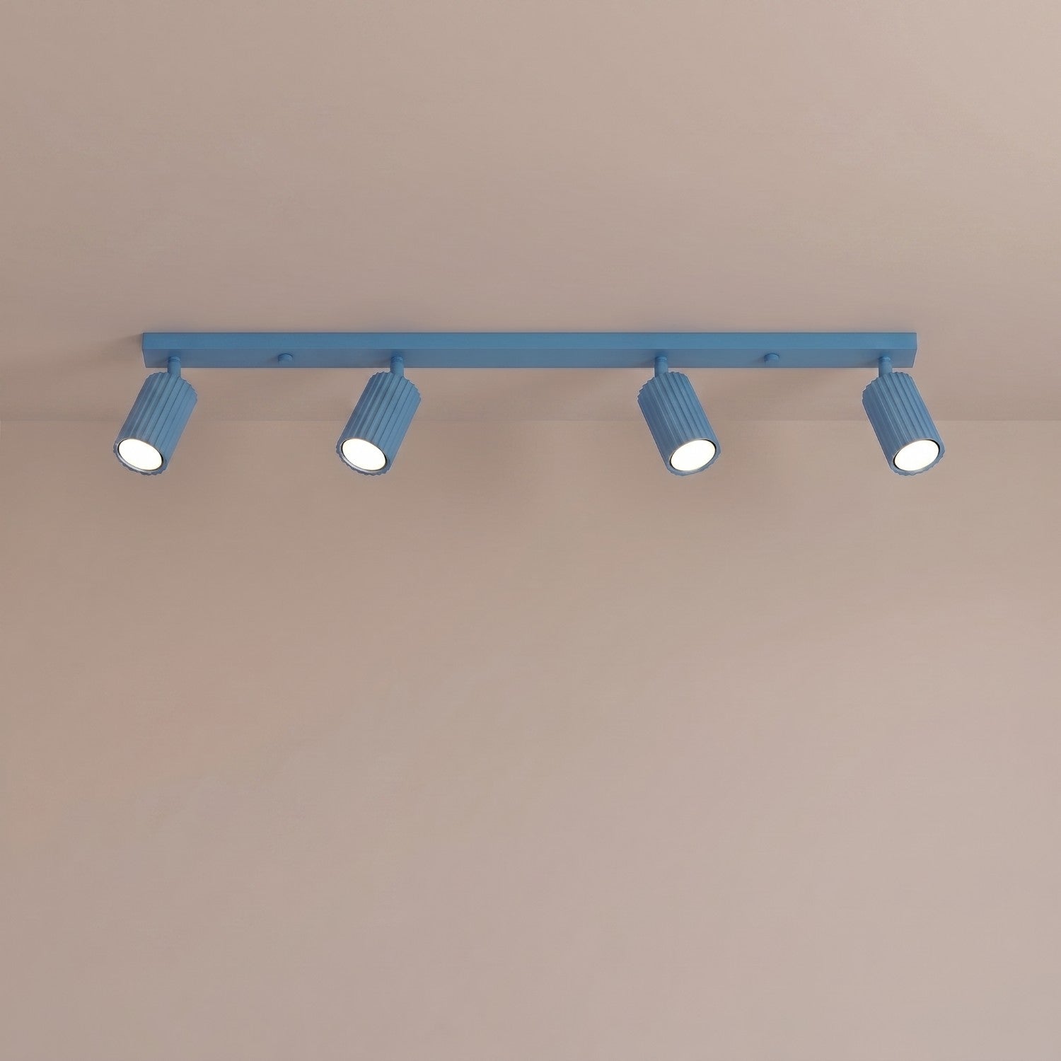Plafonnier Karbon rampe 4 spots aluminium bleu clair GU10 vue de trois quarts