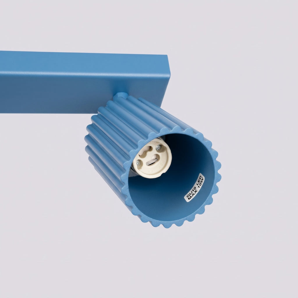 Plafonnier Karbon rampe 4 spots aluminium bleu clair GU10 détail des cannelures