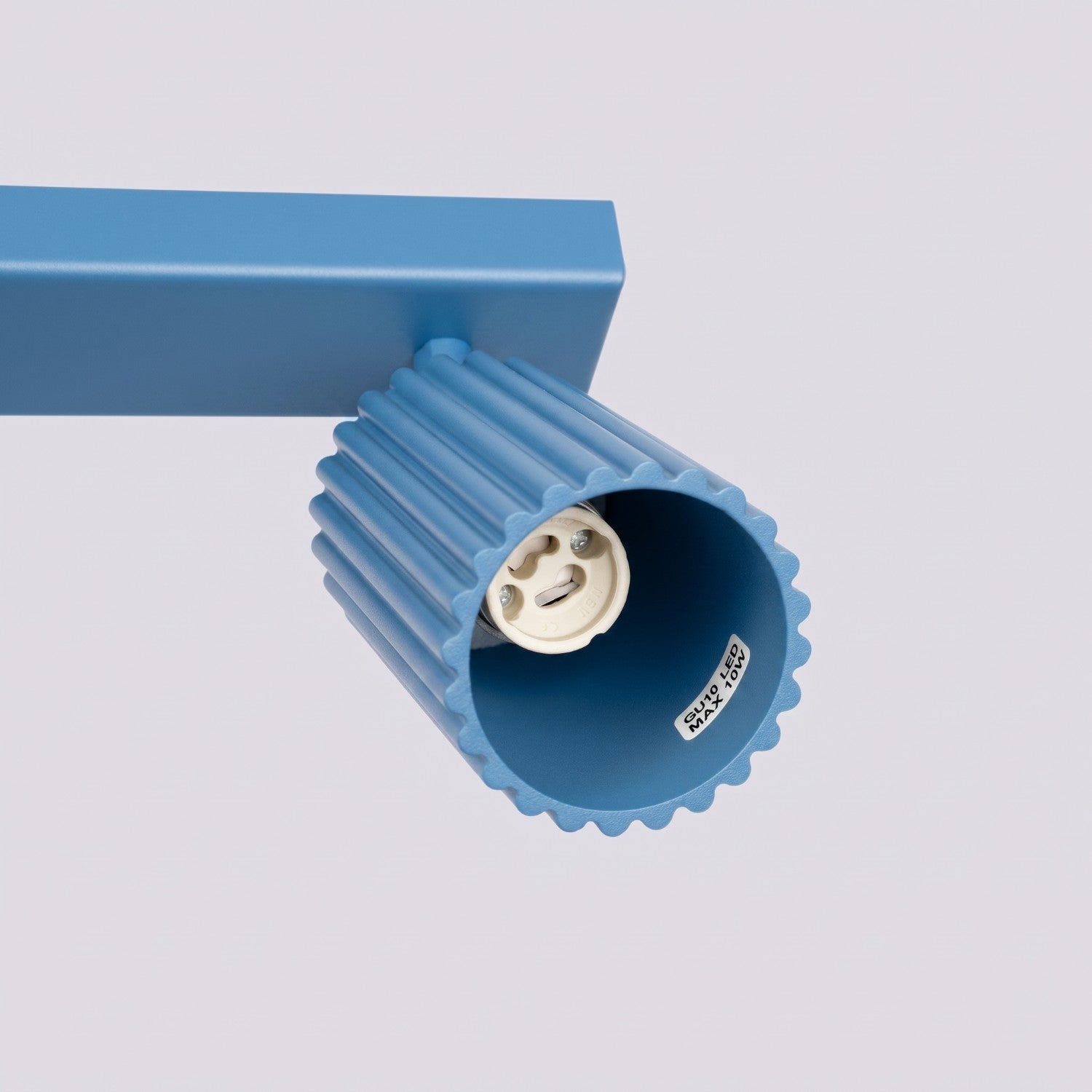 Plafonnier Karbon rampe 4 spots aluminium bleu clair GU10 détail des cannelures