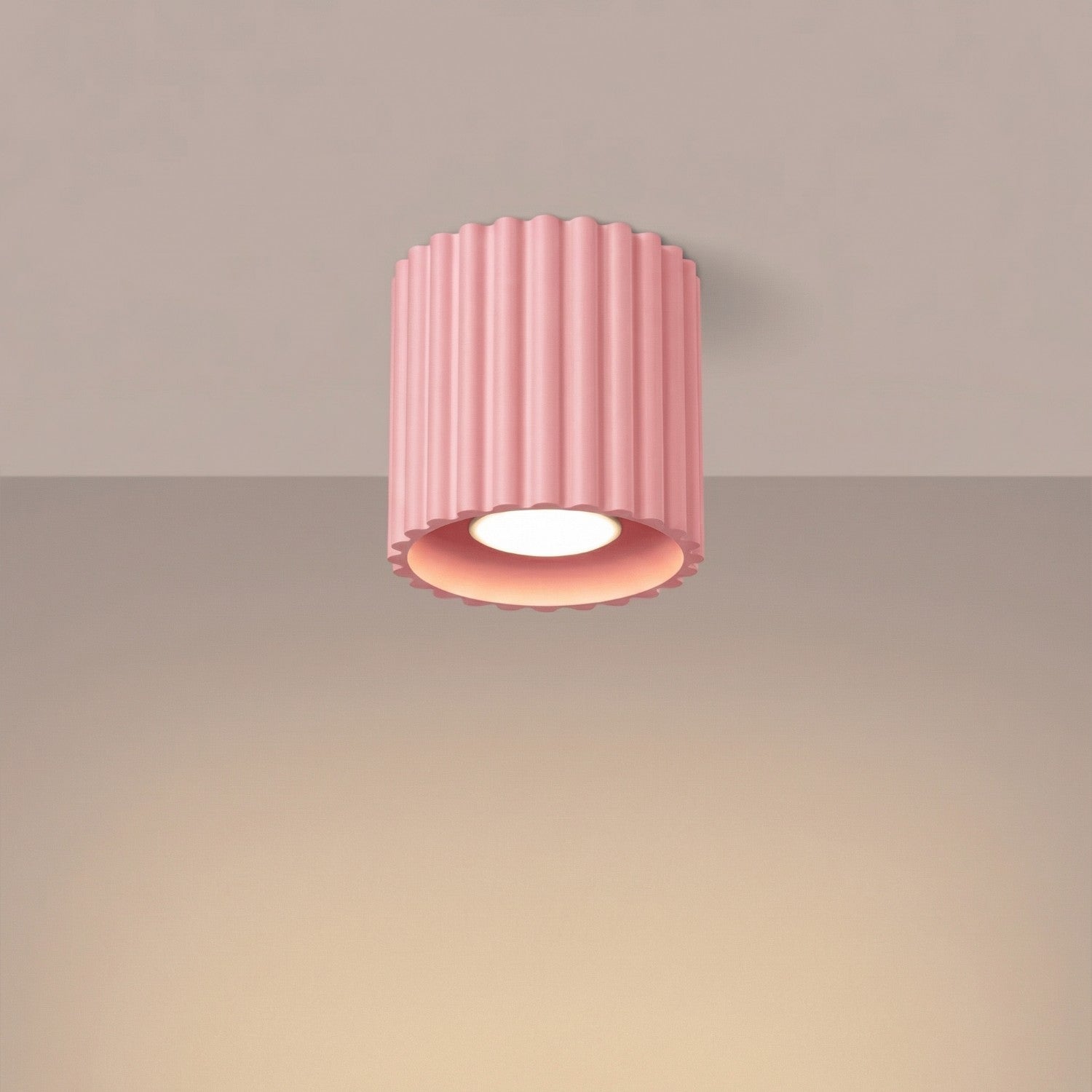 Plafonnier Aura 1 aluminium rose GU10 vue de trois quarts