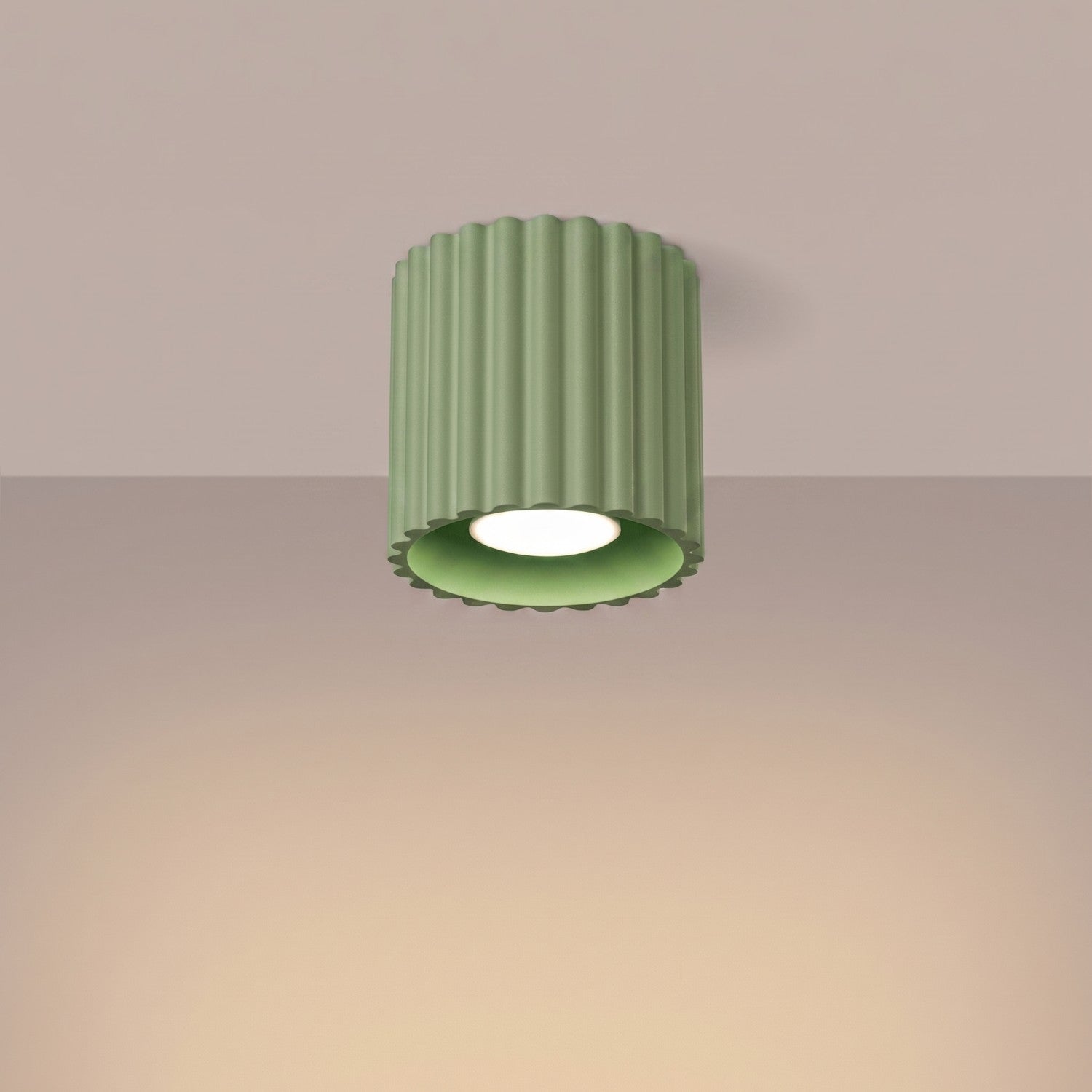 Plafonnier Aura 1 aluminium vert sauge GU10 vue de trois quarts