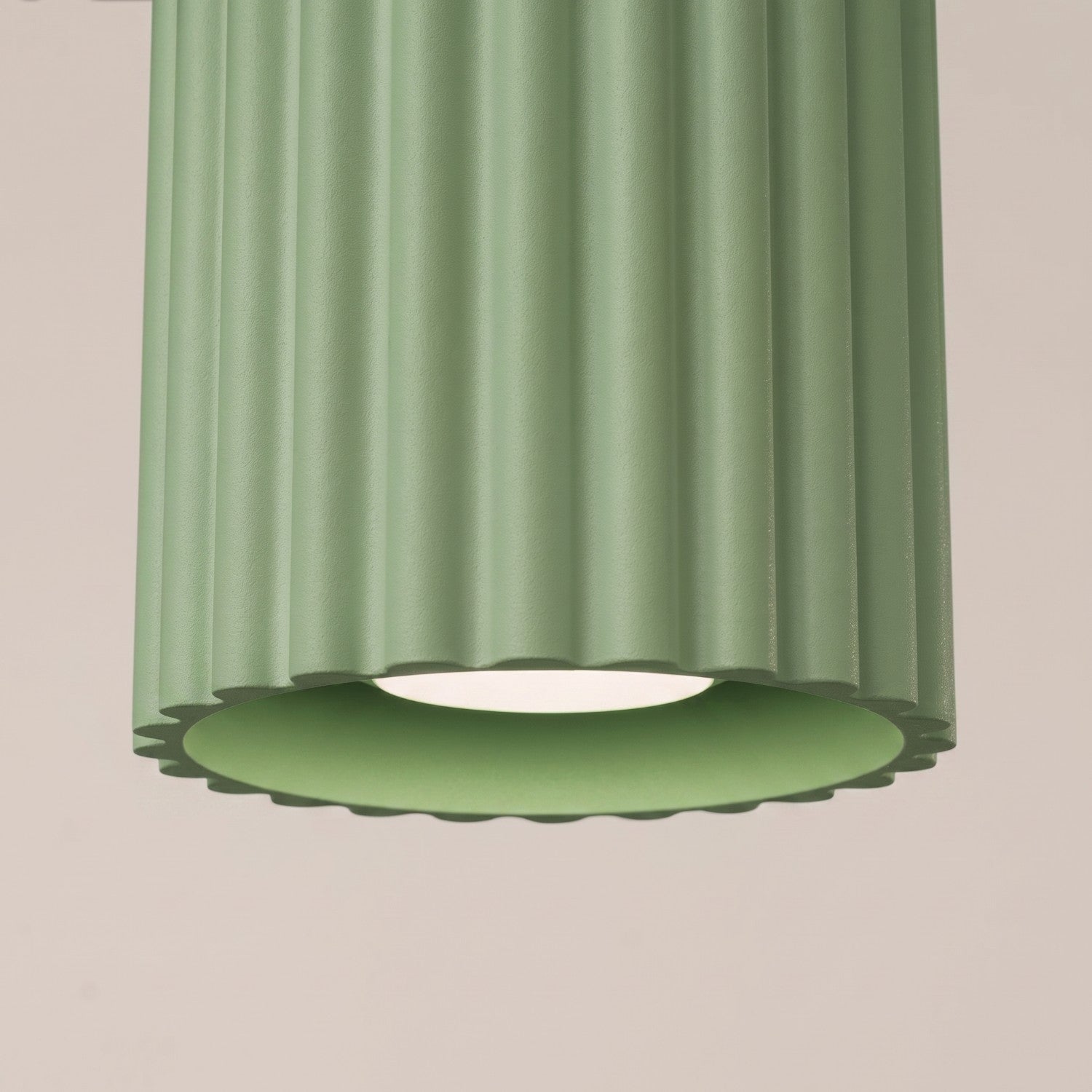 Plafonnier Aura 1 aluminium vert sauge GU10 en situation