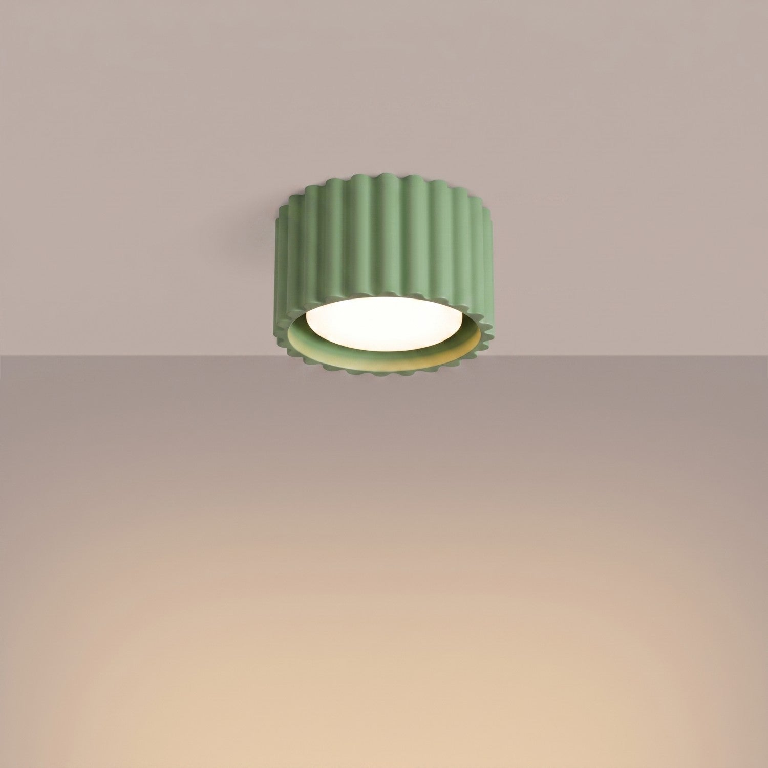 Plafonnier Aura 1 aluminium vert sauge GX53 vue de trois quarts
