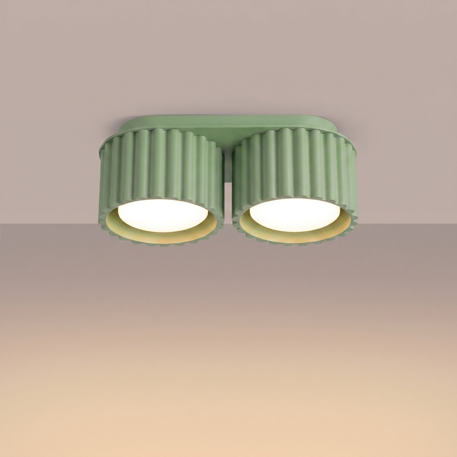 Plafonnier Aura 2 aluminium vert sauge GX53 vue de trois quarts
