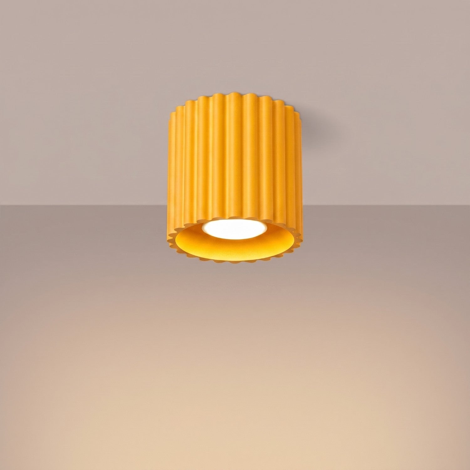 Plafonnier Aura 1 aluminium jaune GU10 vue de trois quarts