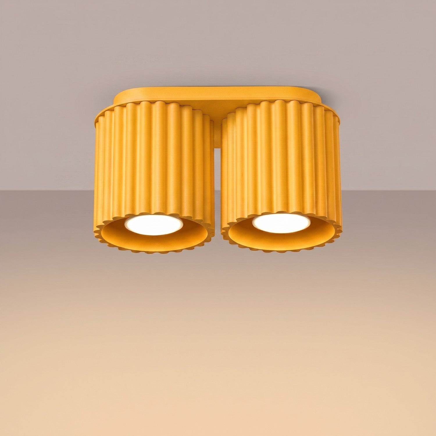 Plafonnier Aura 2 aluminium jaune GU10 vue de trois quarts